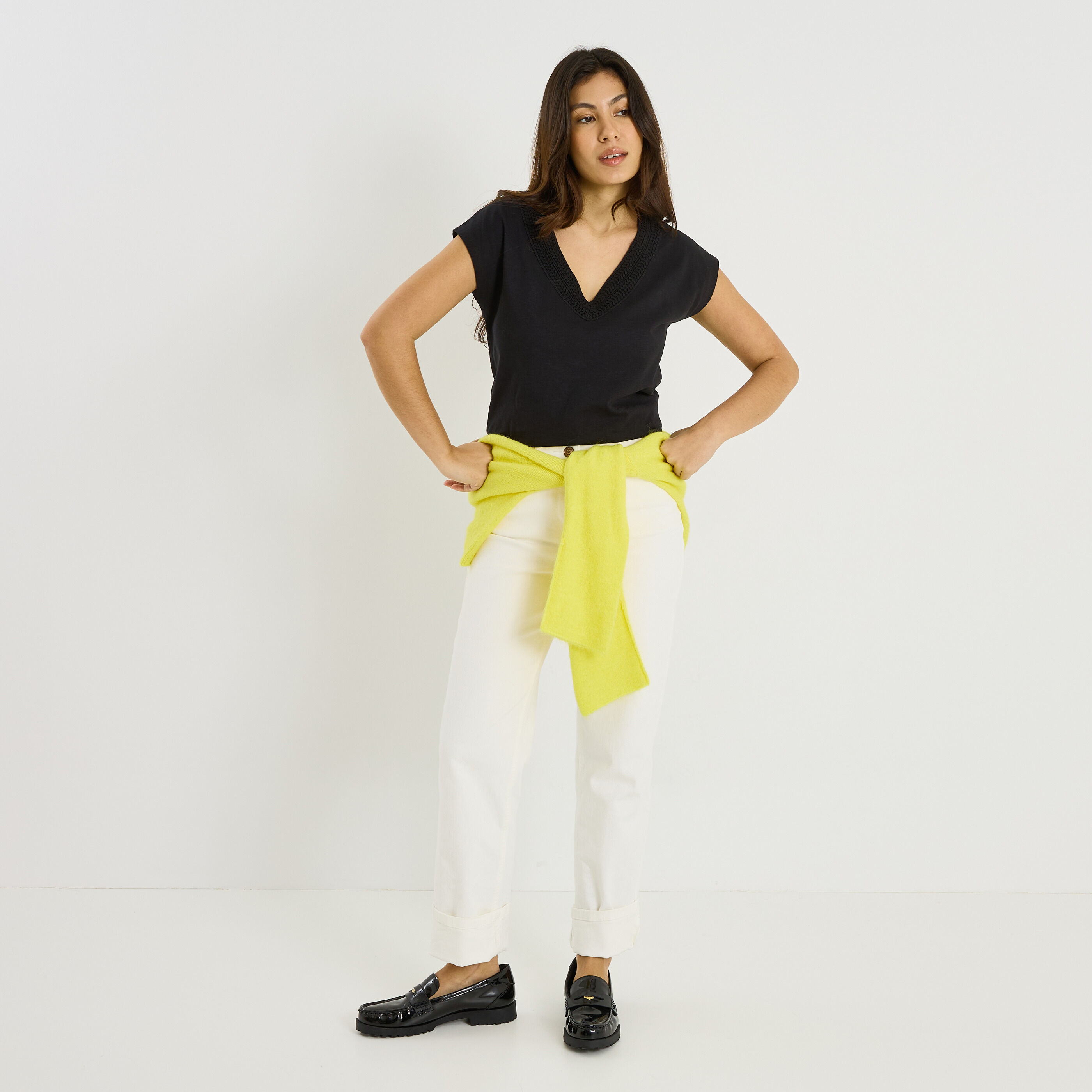 T-shirt col V ajour&eacute; femme