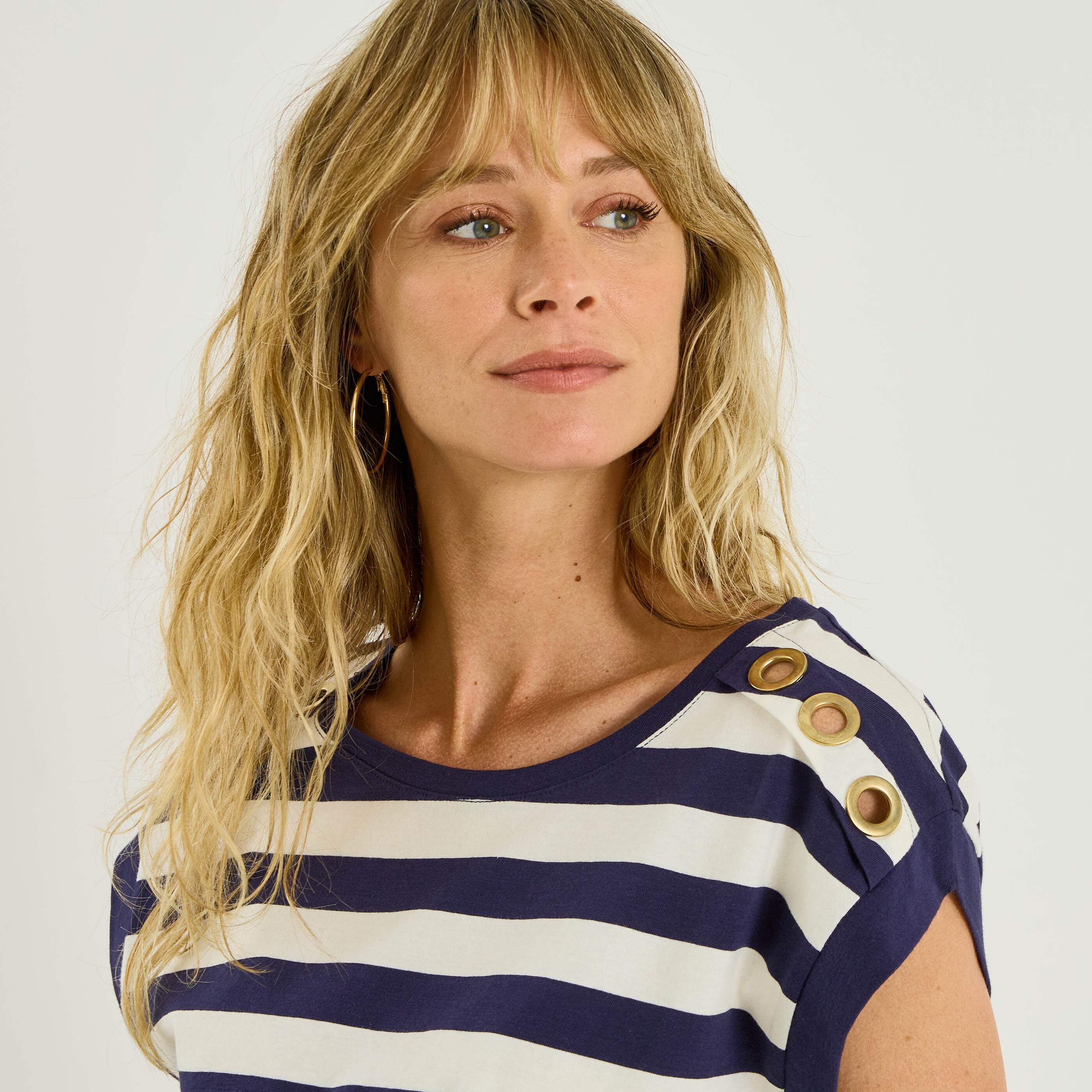 T-shirt ray&eacute; avec &oelig;illets femme