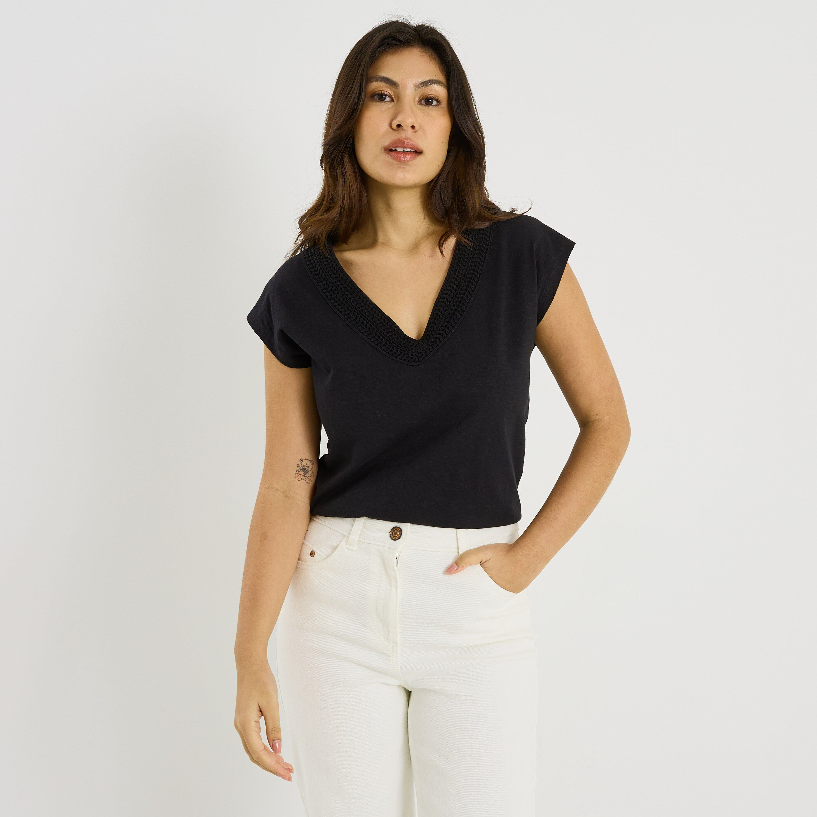 T-shirt col V ajour&eacute; femme