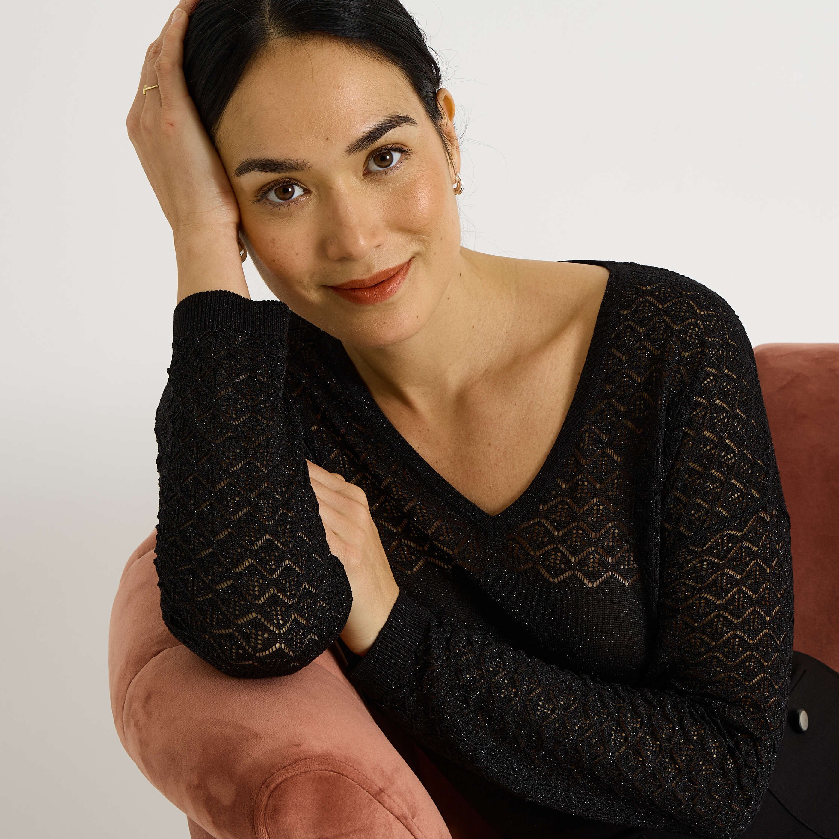 Pull col V d&eacute;tails ajour&eacute;s femme