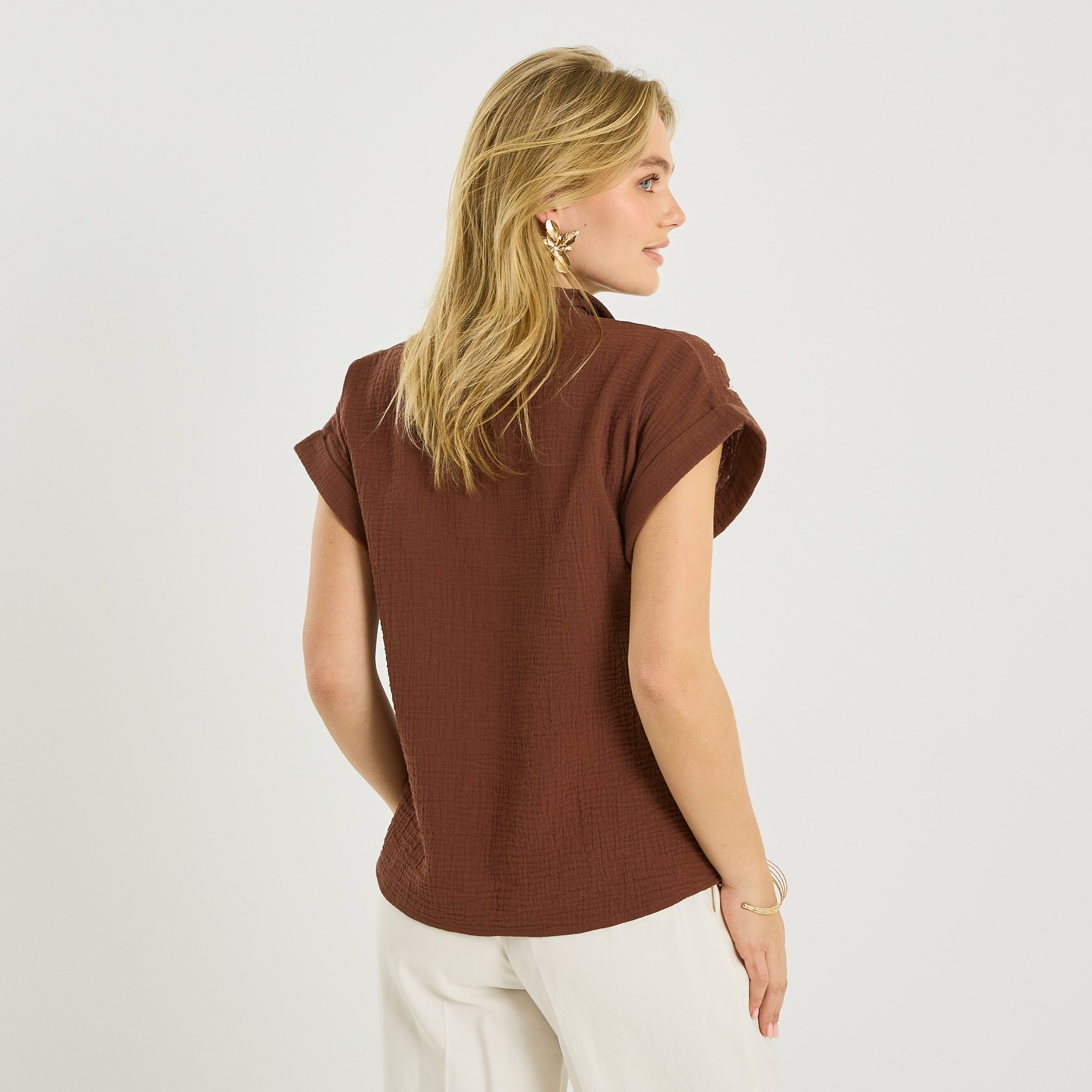 Blouse broderies contrast&eacute;es femme