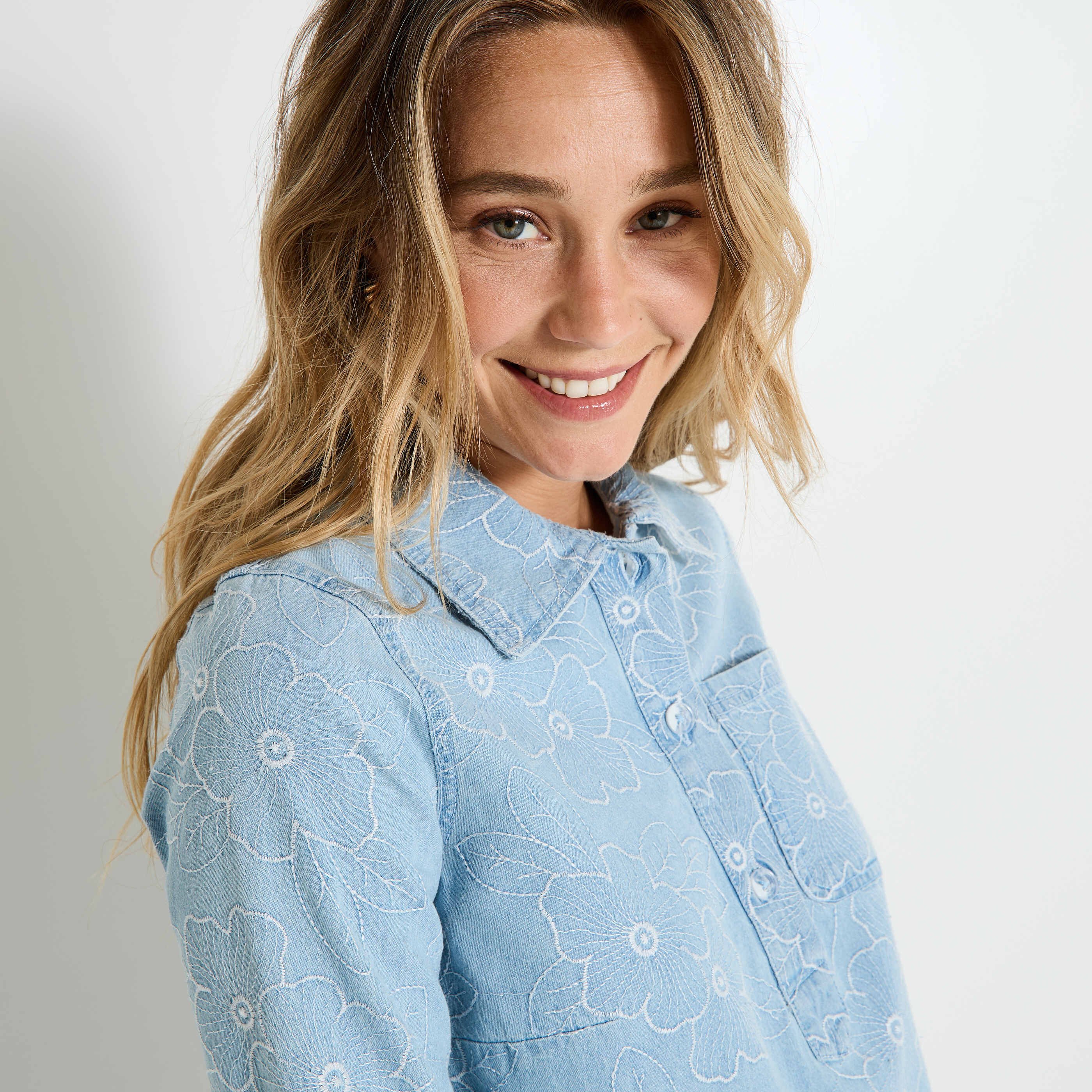 Robe en denim brod&eacute; &agrave; col chemise