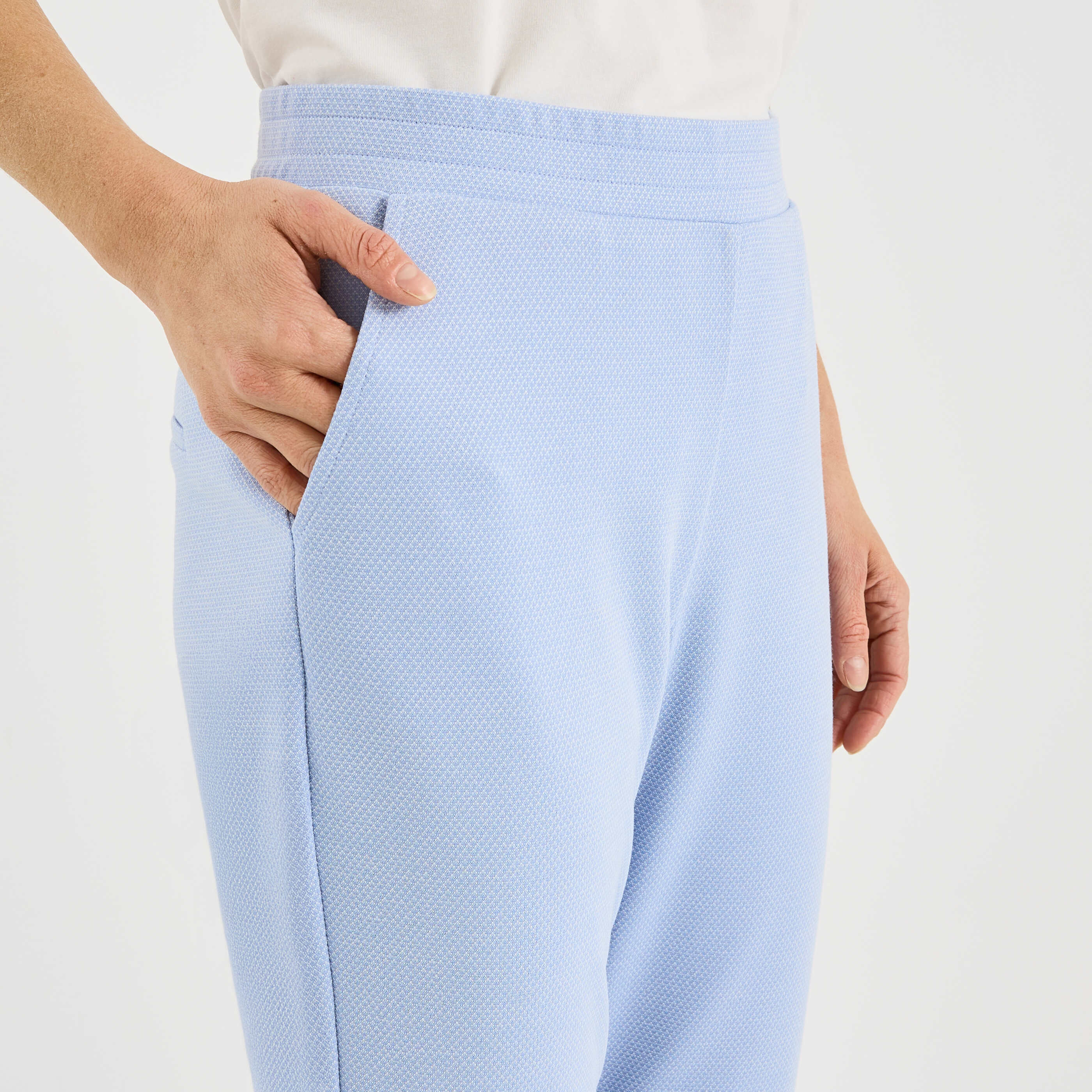 Pantalon ajust&eacute; en maille femme