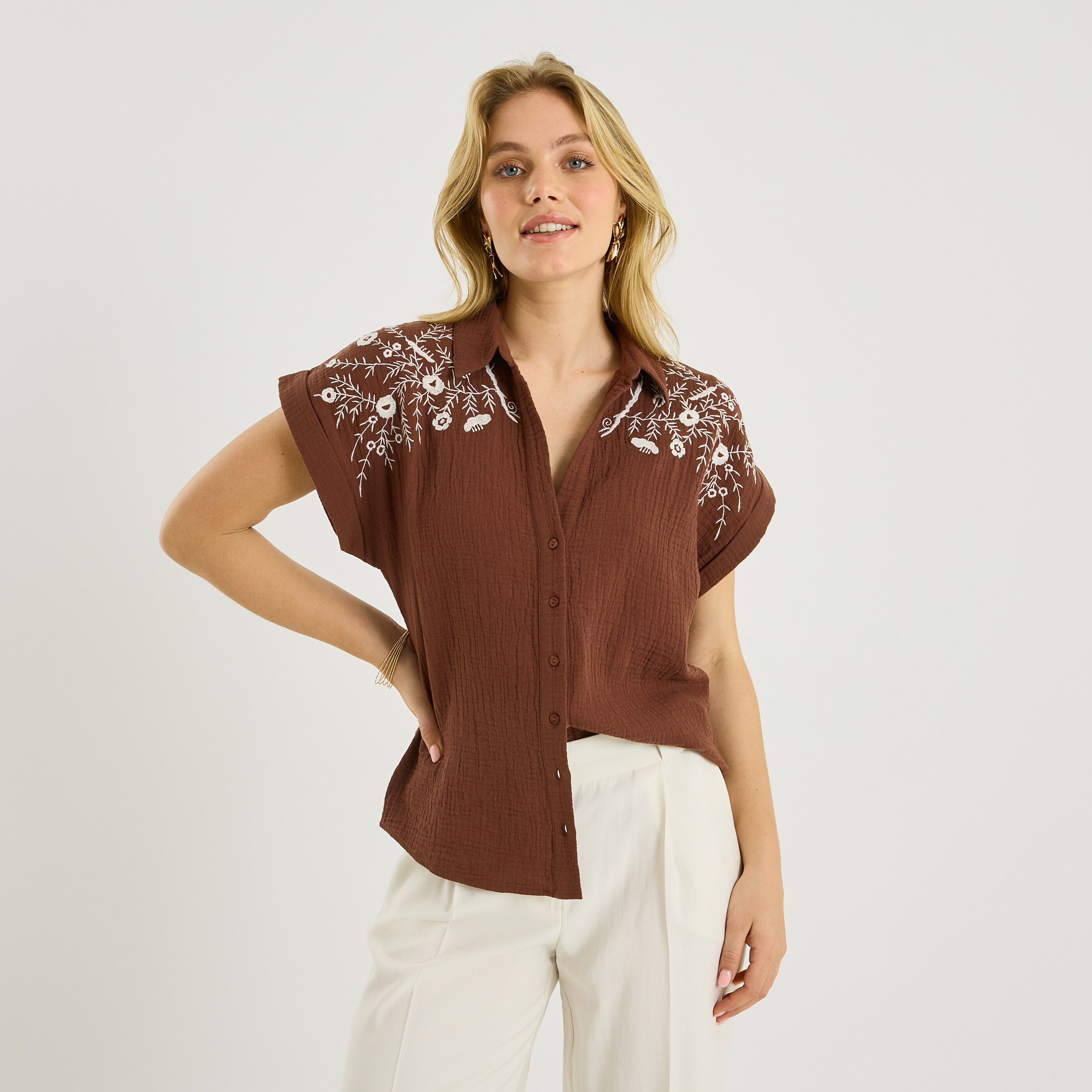 Blouse broderies contrast&eacute;es femme