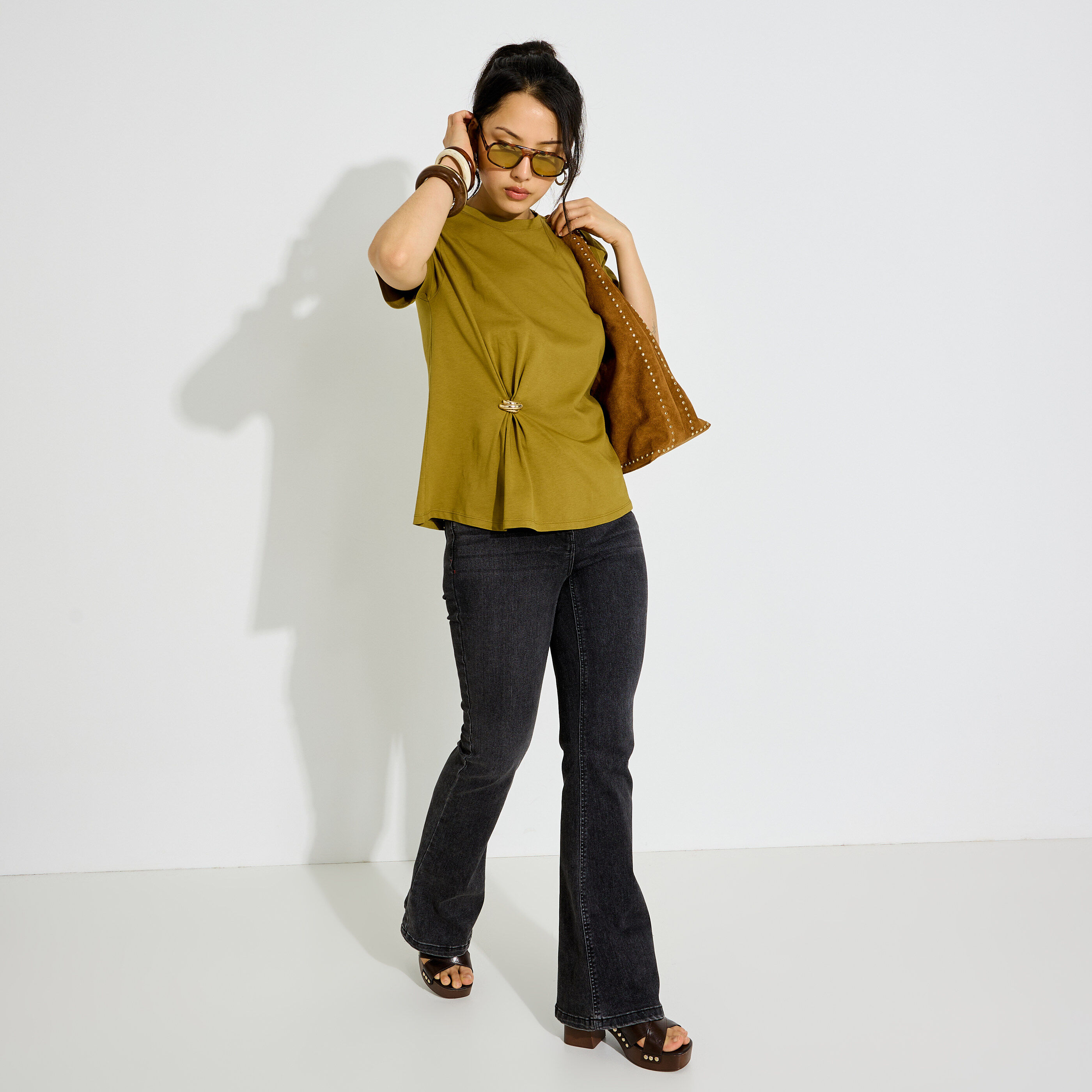 T-shirt col rond d&eacute;tail bijou femme