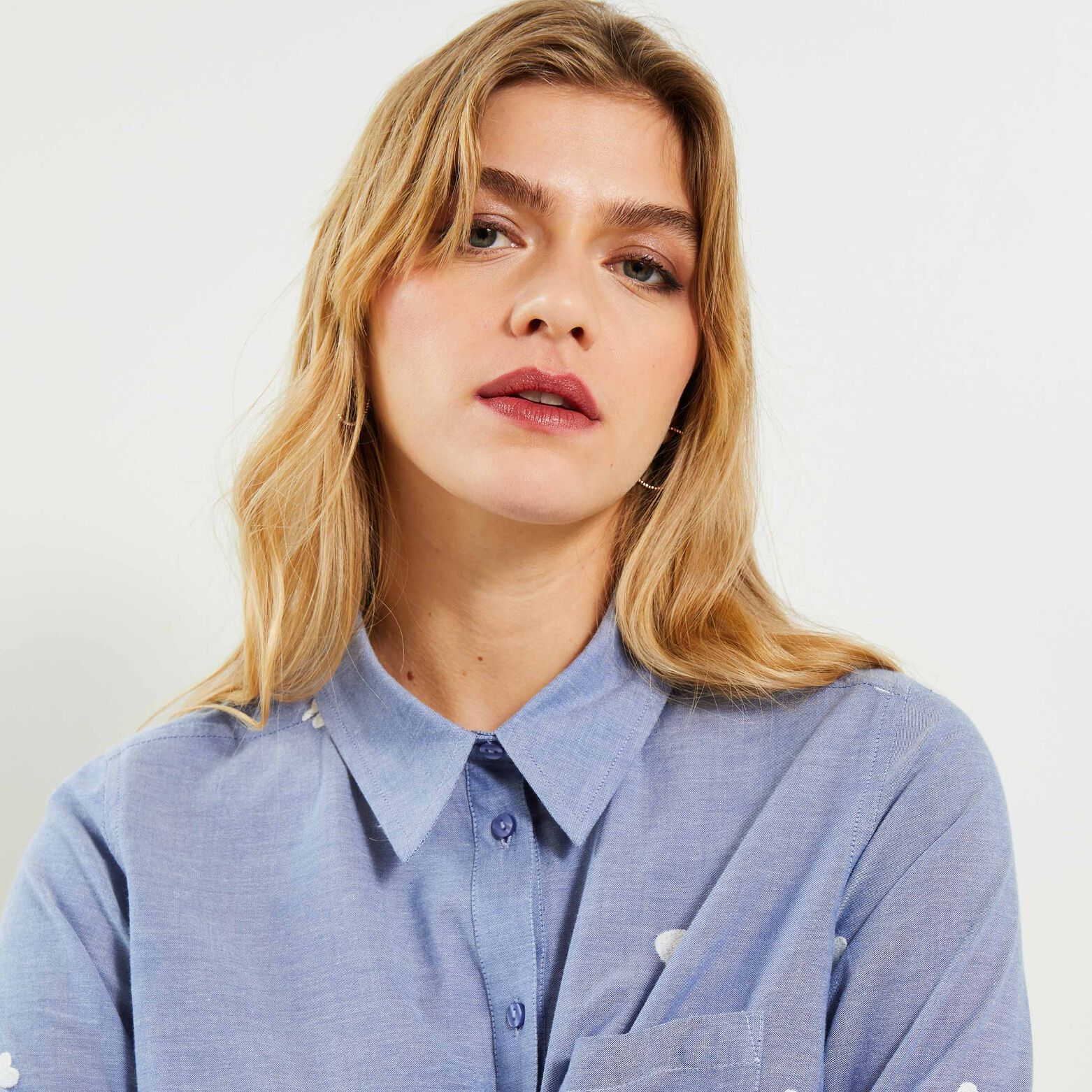 Chemise en chambray et motifs femme