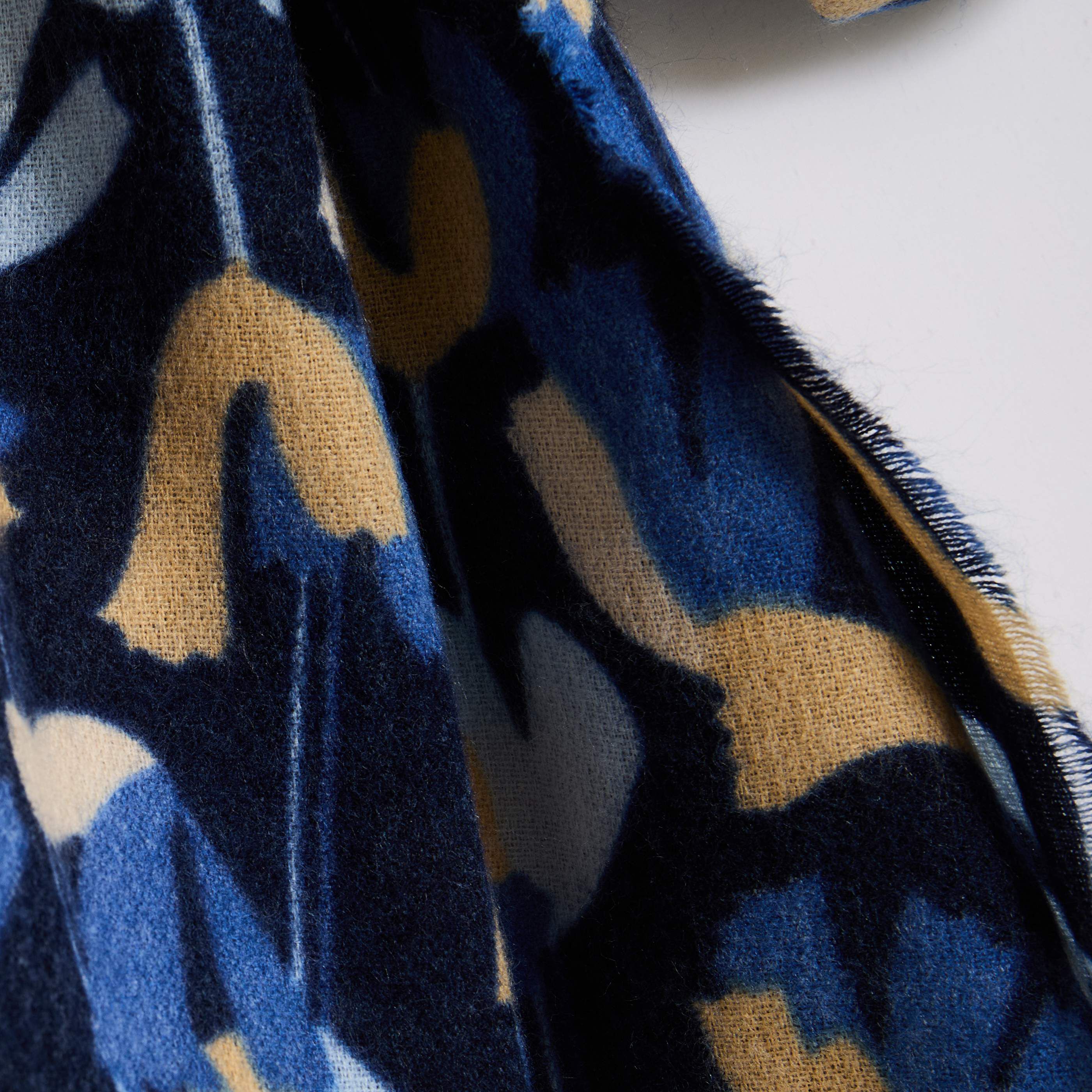 Echarpe motif p&eacute;tales femme