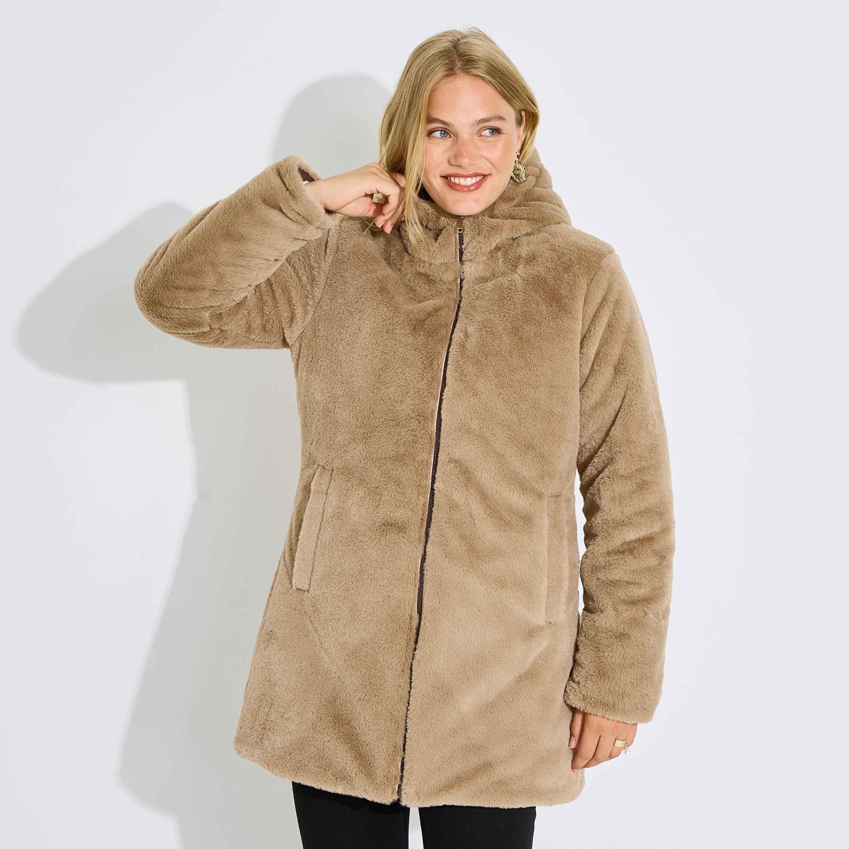 Manteau d'hiver mi-long &agrave; capuche femme