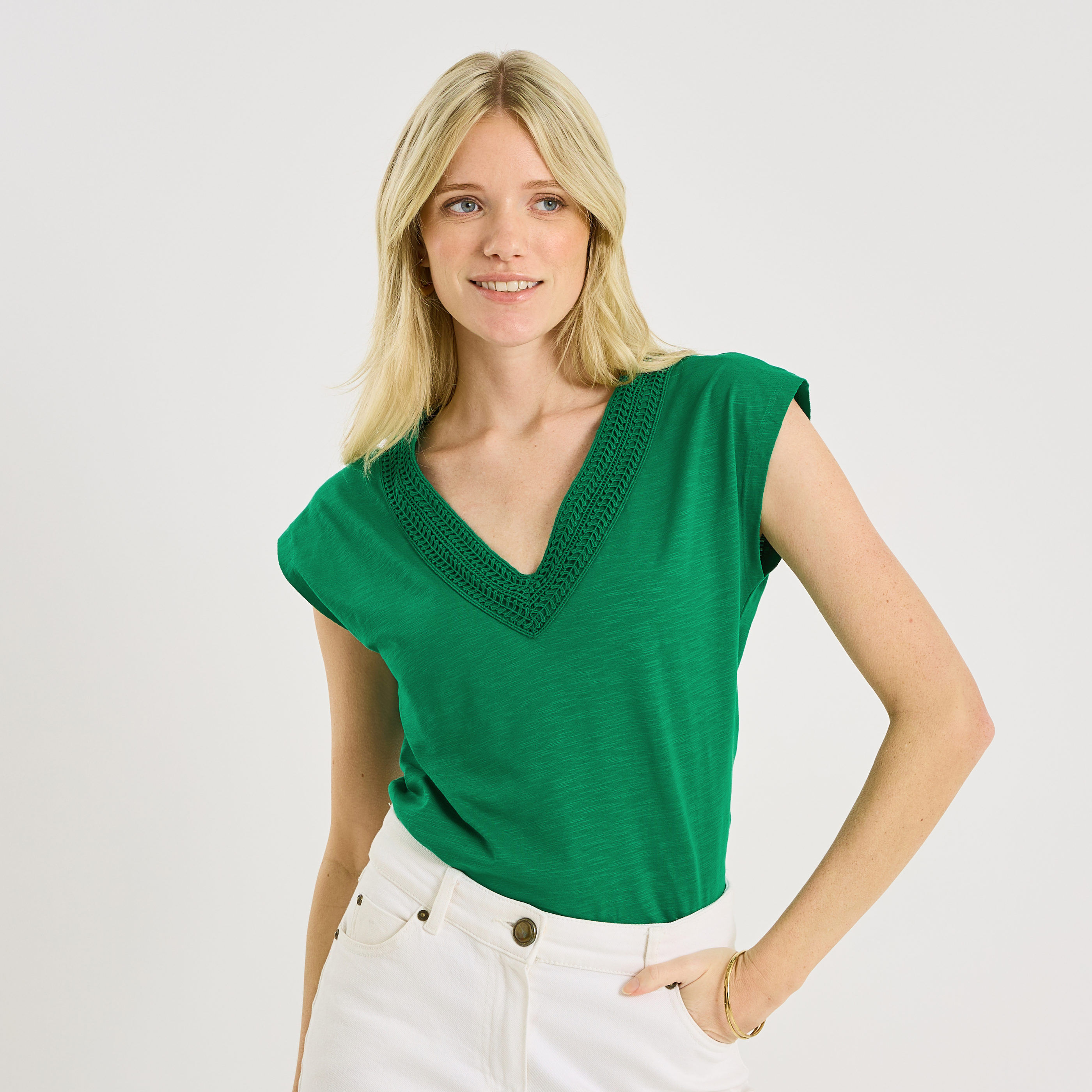 T-shirt col V ajour&eacute; femme