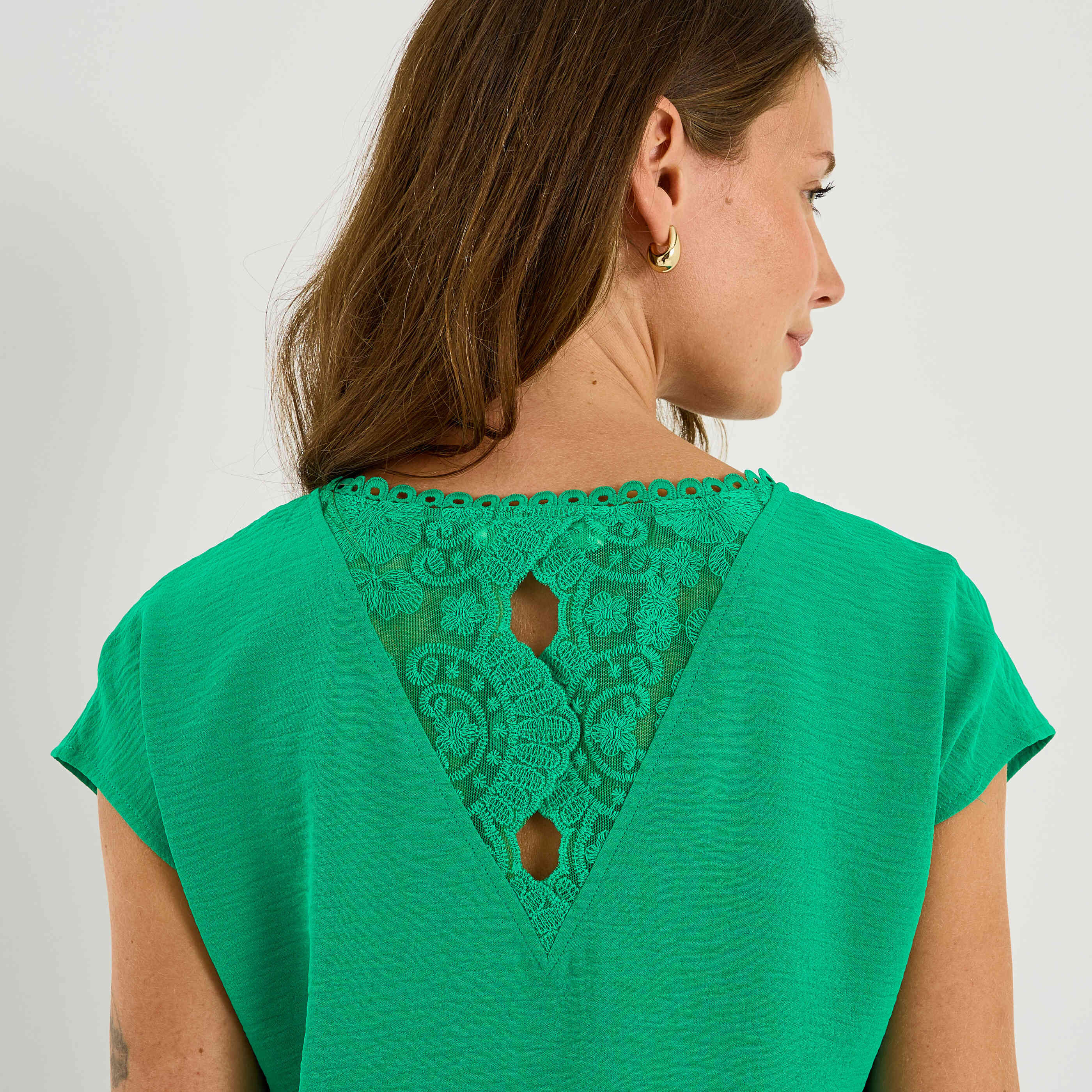 Blouse unie d&eacute;tails ajour&eacute;s femme
