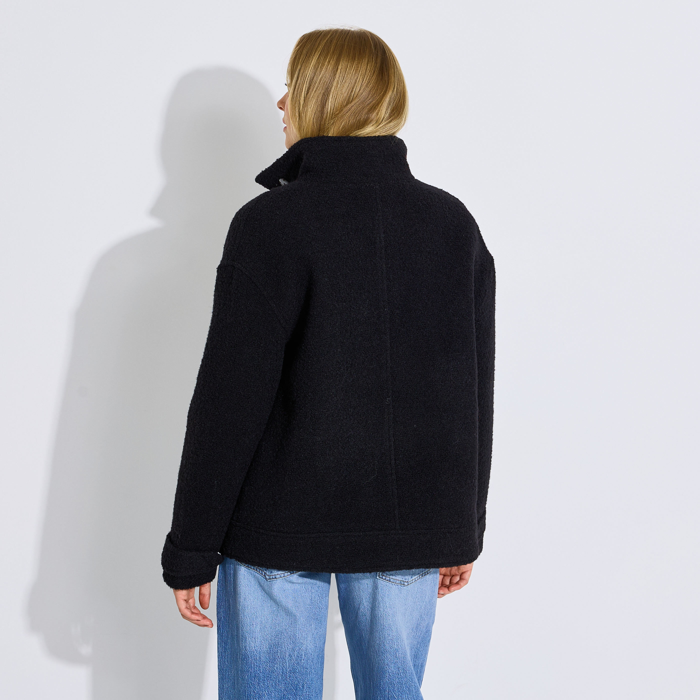 Manteau court en maille boucl&eacute;e femme