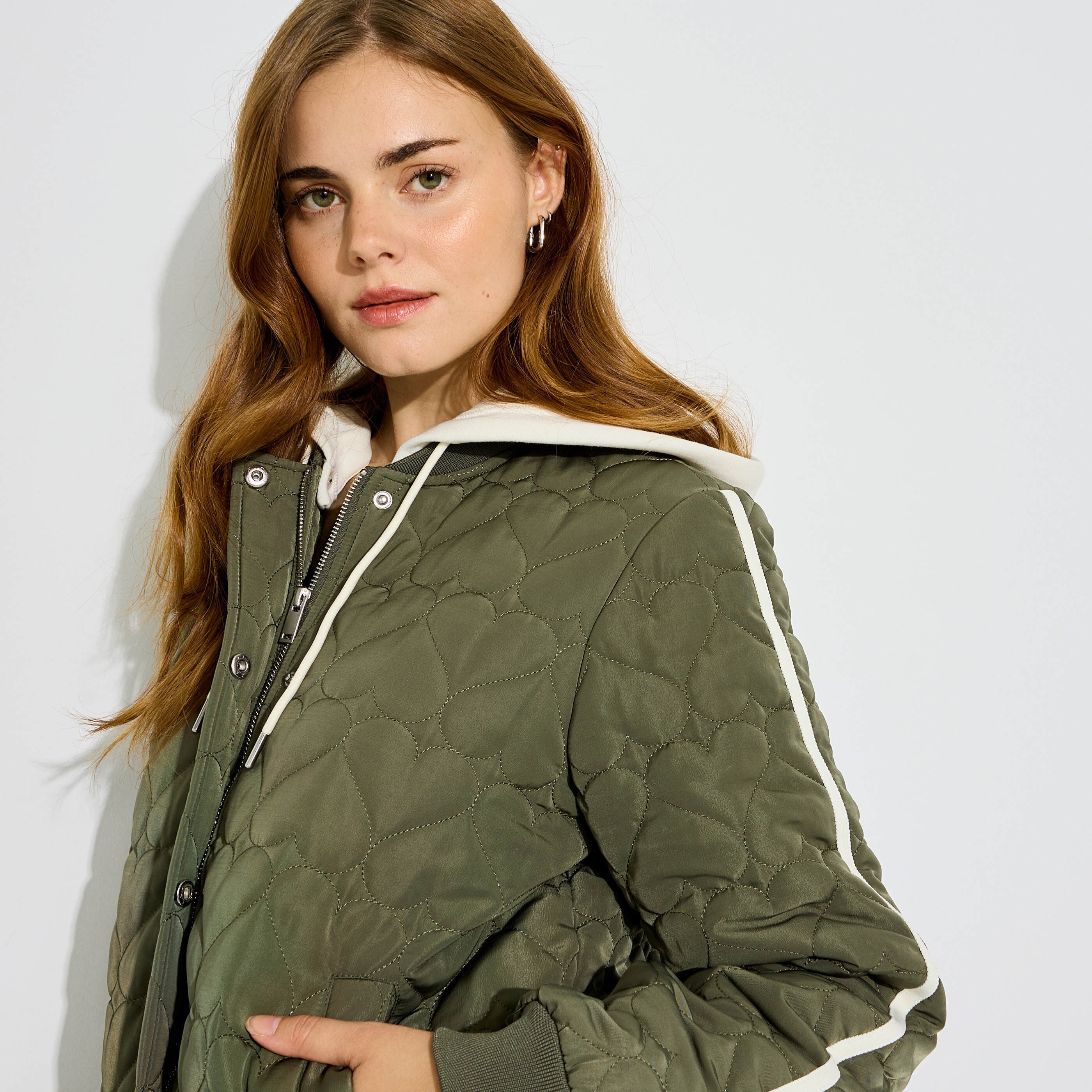 Blouson matelass&eacute; &agrave; capuche femme