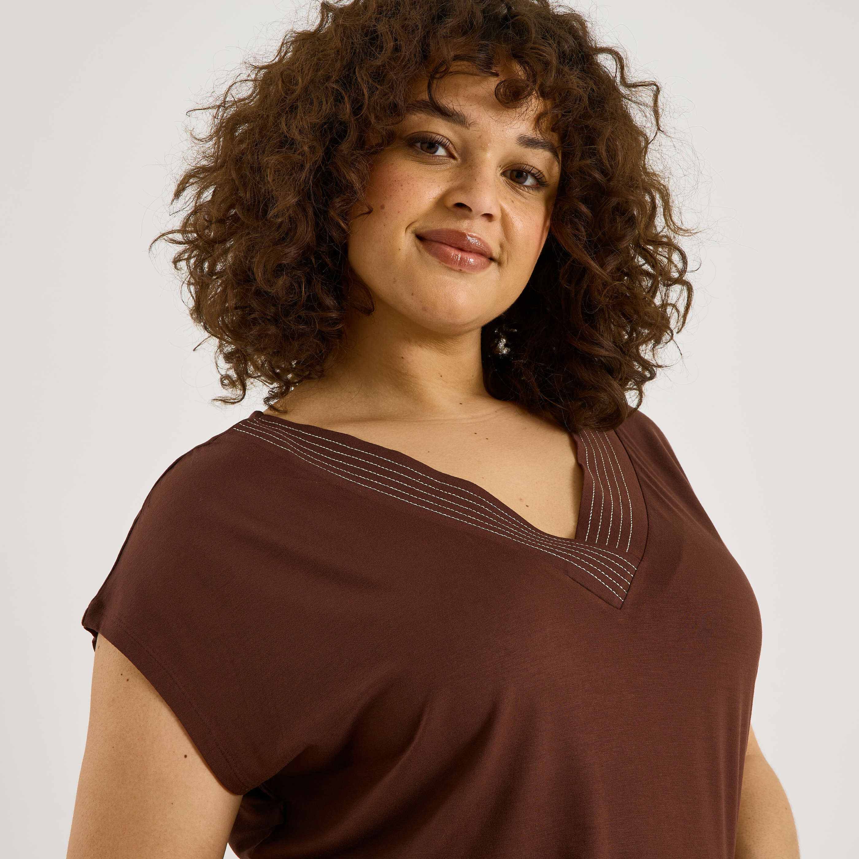 T-shirt col V liser&eacute;s brillants femme