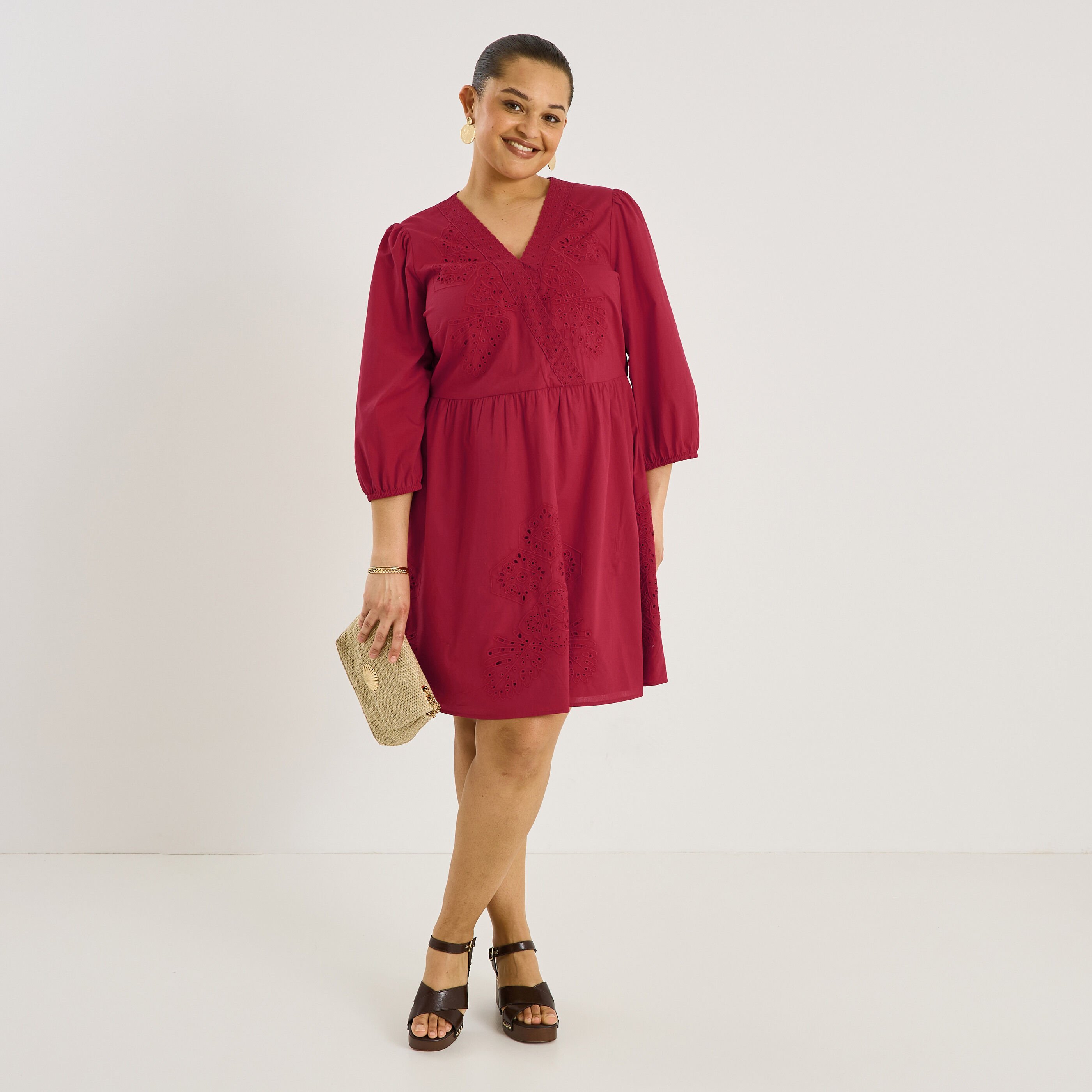 Robe courte broderie anglaise col V