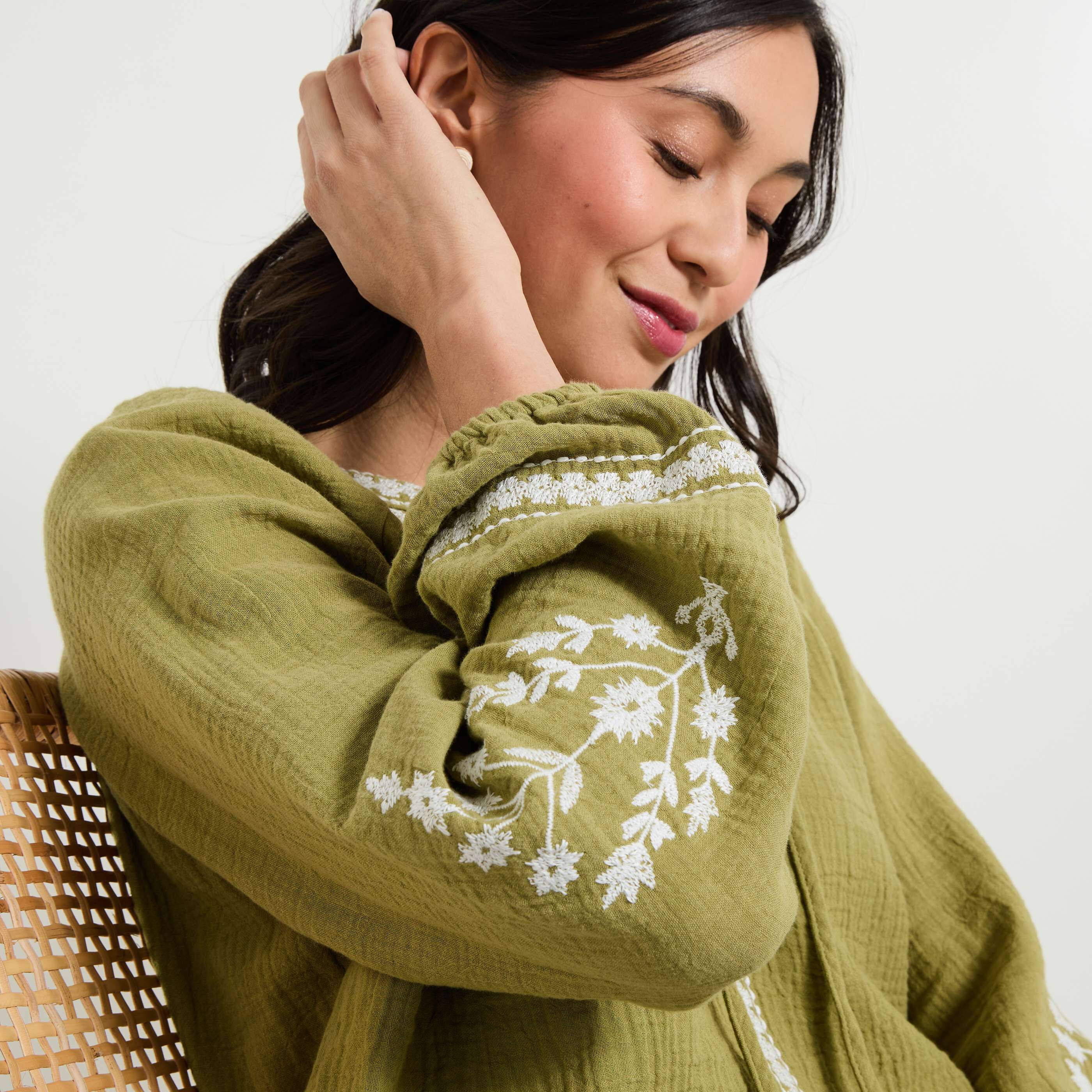 Blouse brod&eacute;e col V femme