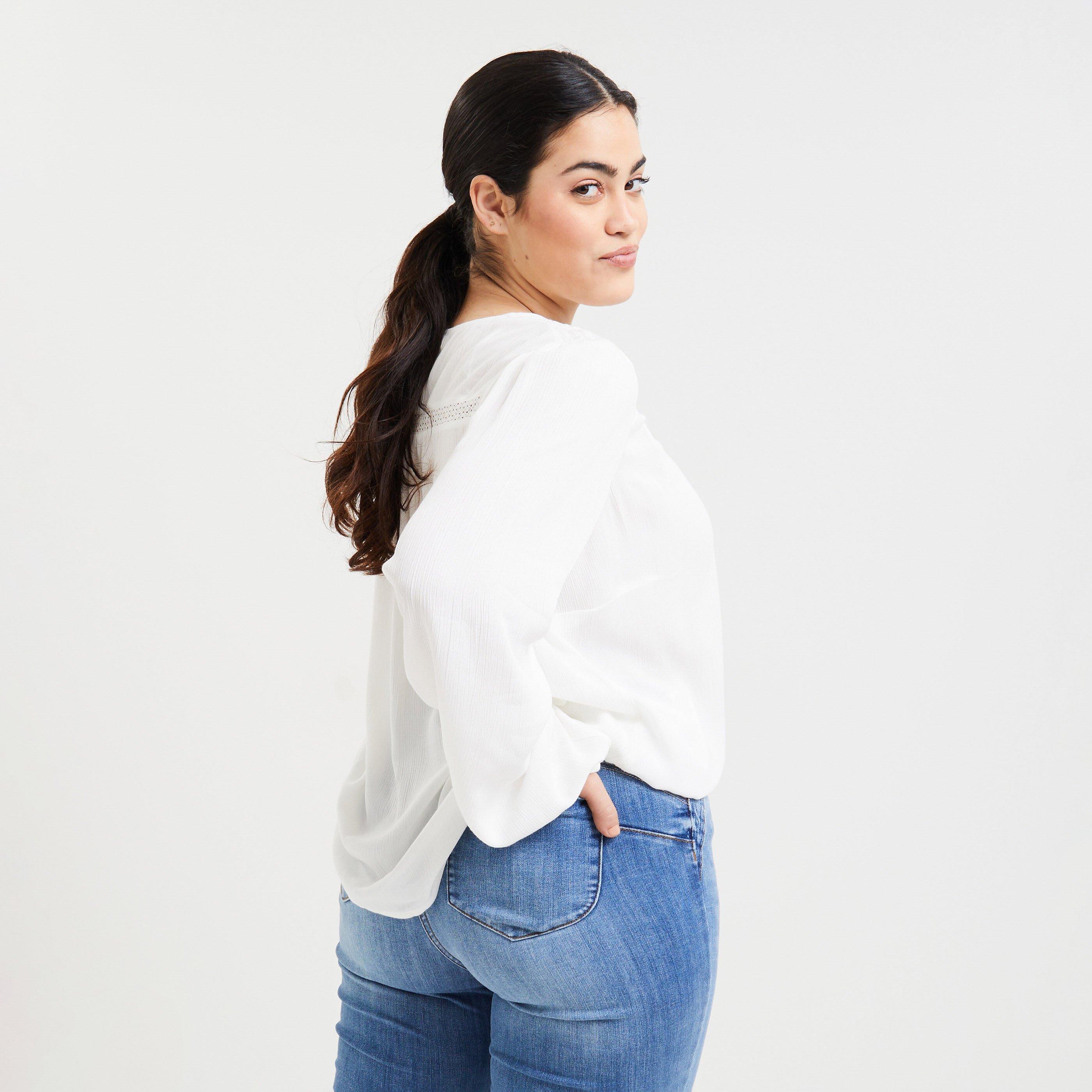 Chemise d&eacute;tails ajour&eacute;s femme