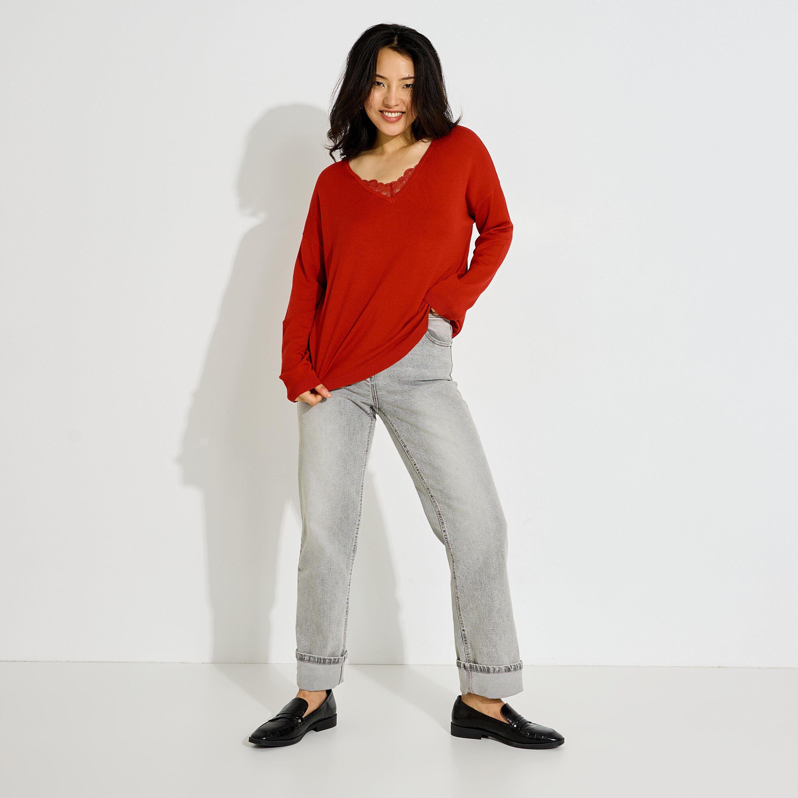 Pull ample col V encolure ajour&eacute;e femme