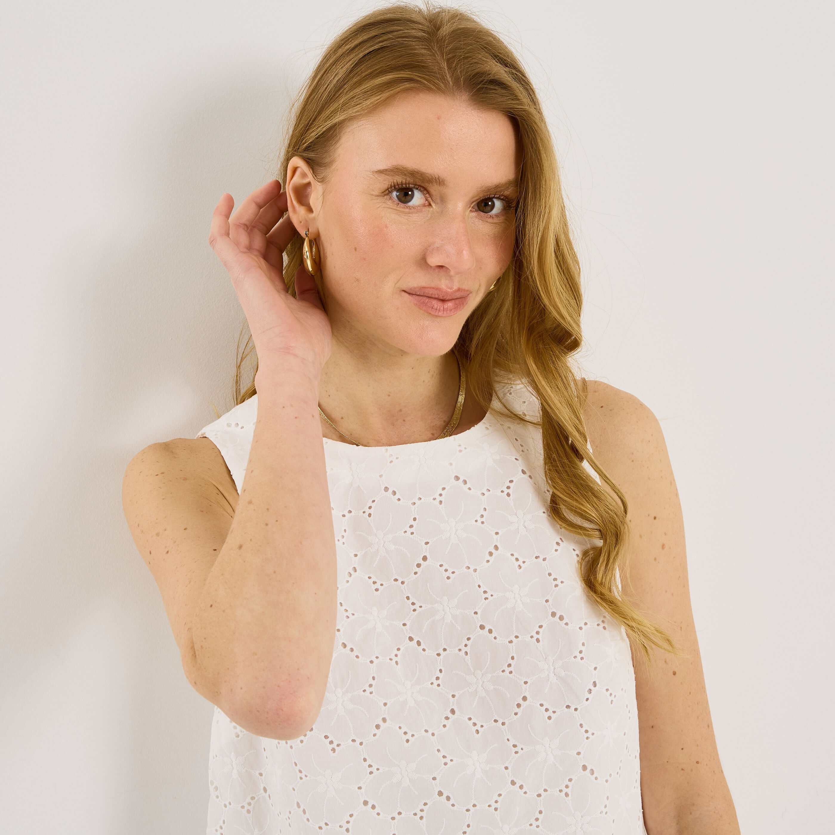 Top brod&eacute; sans manches femme