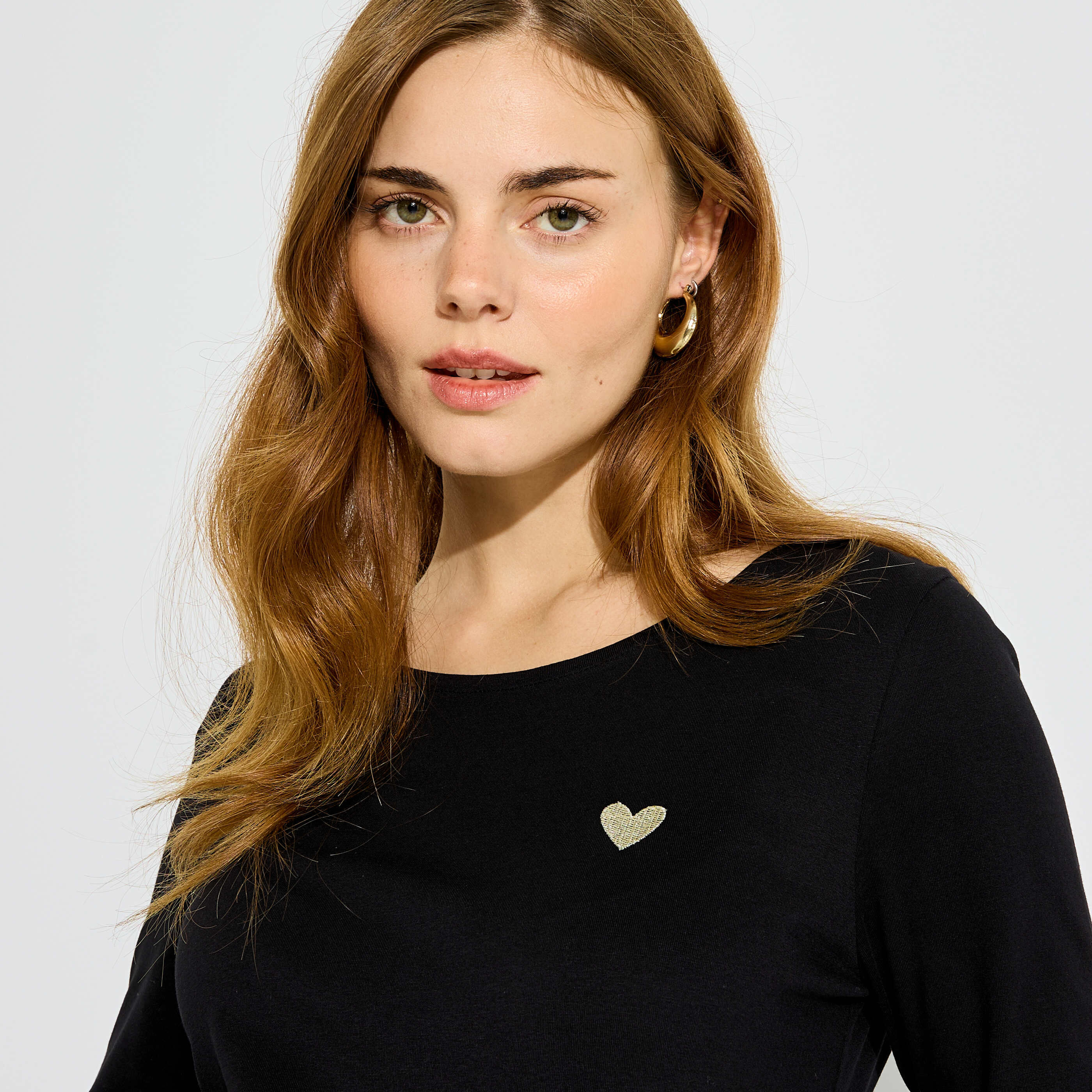 T-shirt uni avec c&oelig;ur brod&eacute; femme