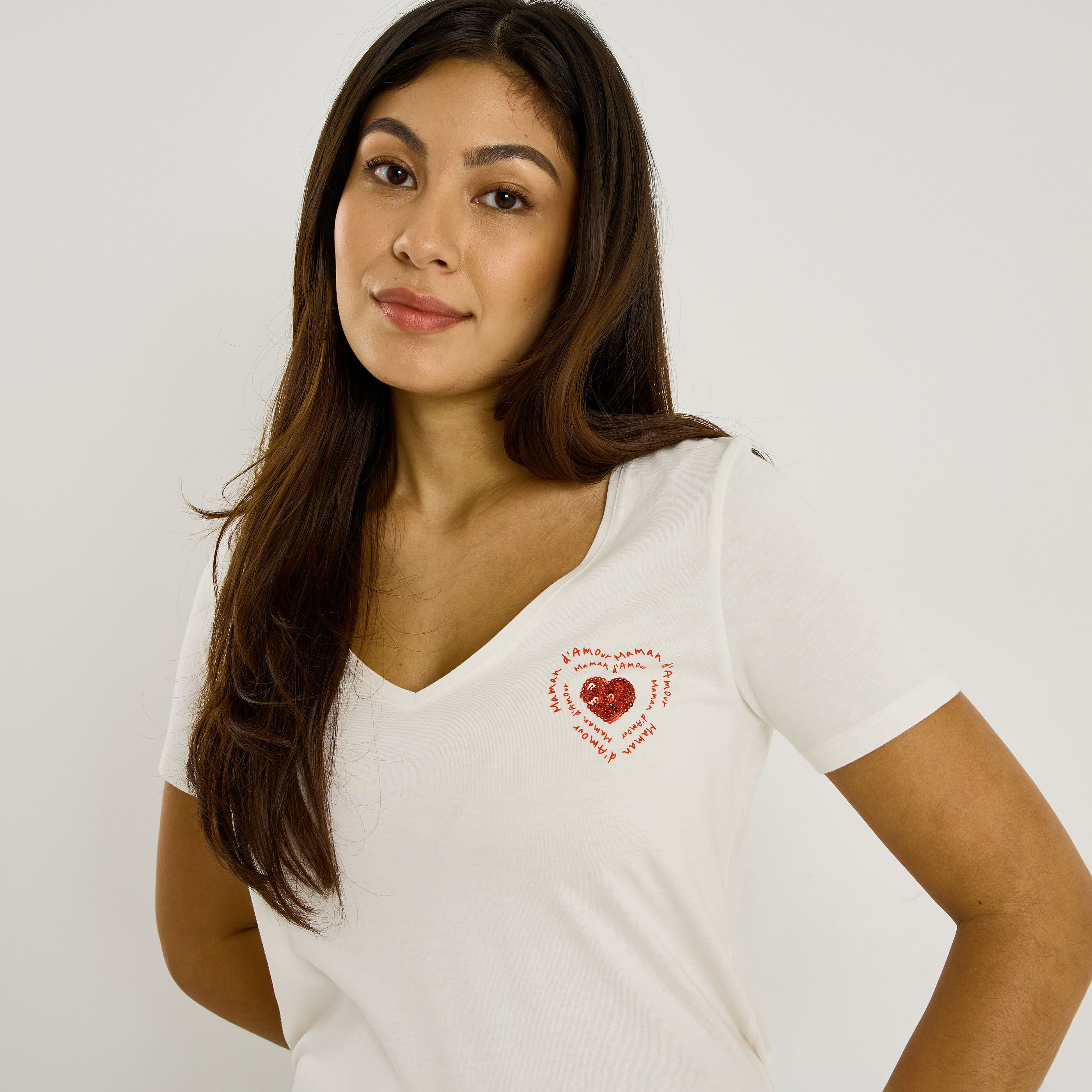T-shirt col V motif c&oelig;ur femme