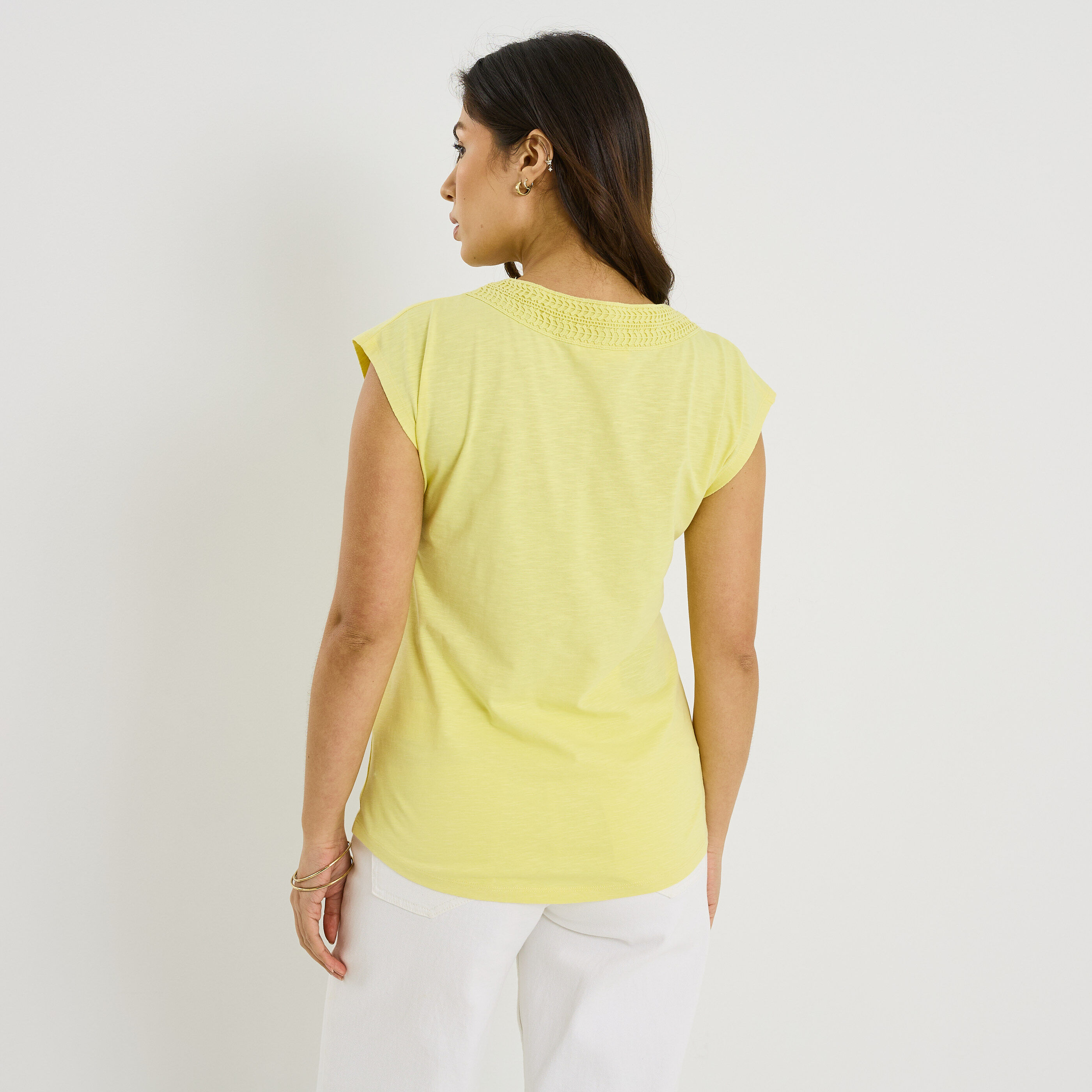 T-shirt col V ajour&eacute; femme