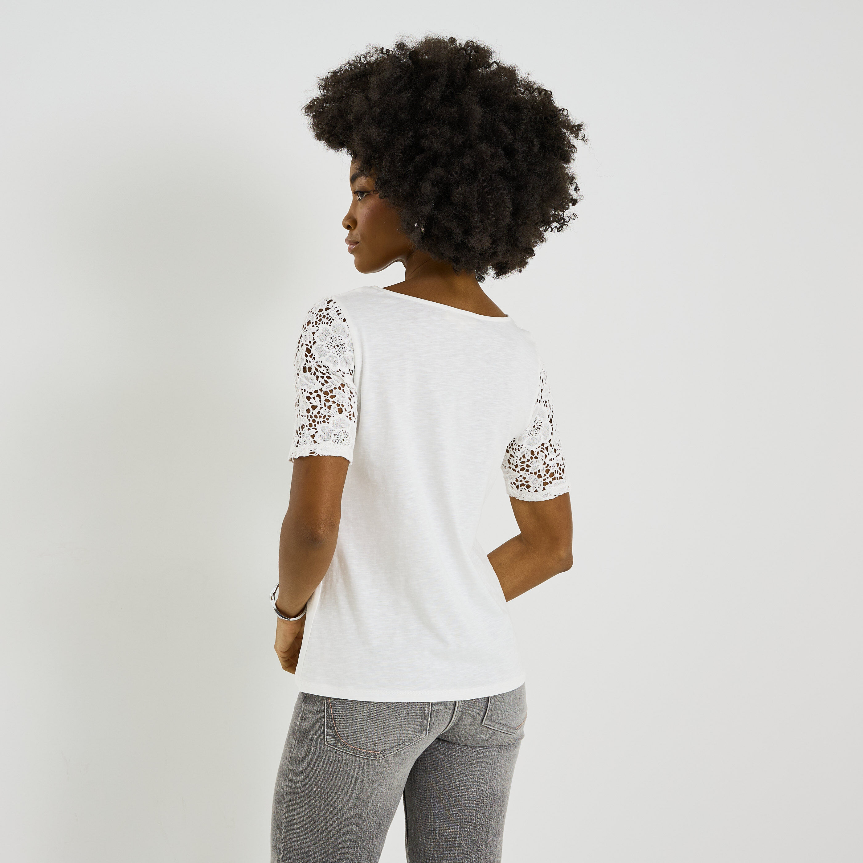 T-shirt d&eacute;tails ajour&eacute;s femme