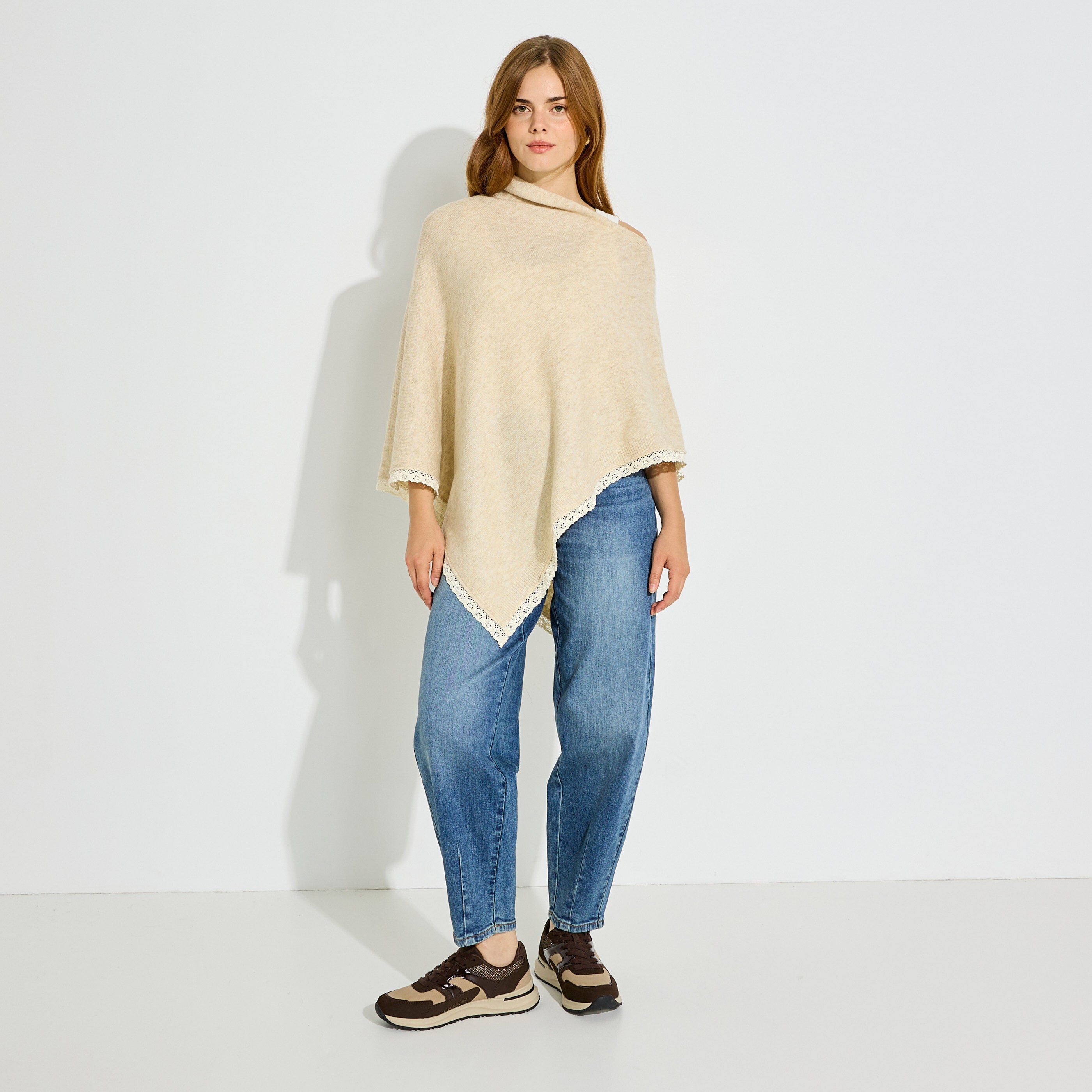 Poncho en maille bordure ajour&eacute;e femme