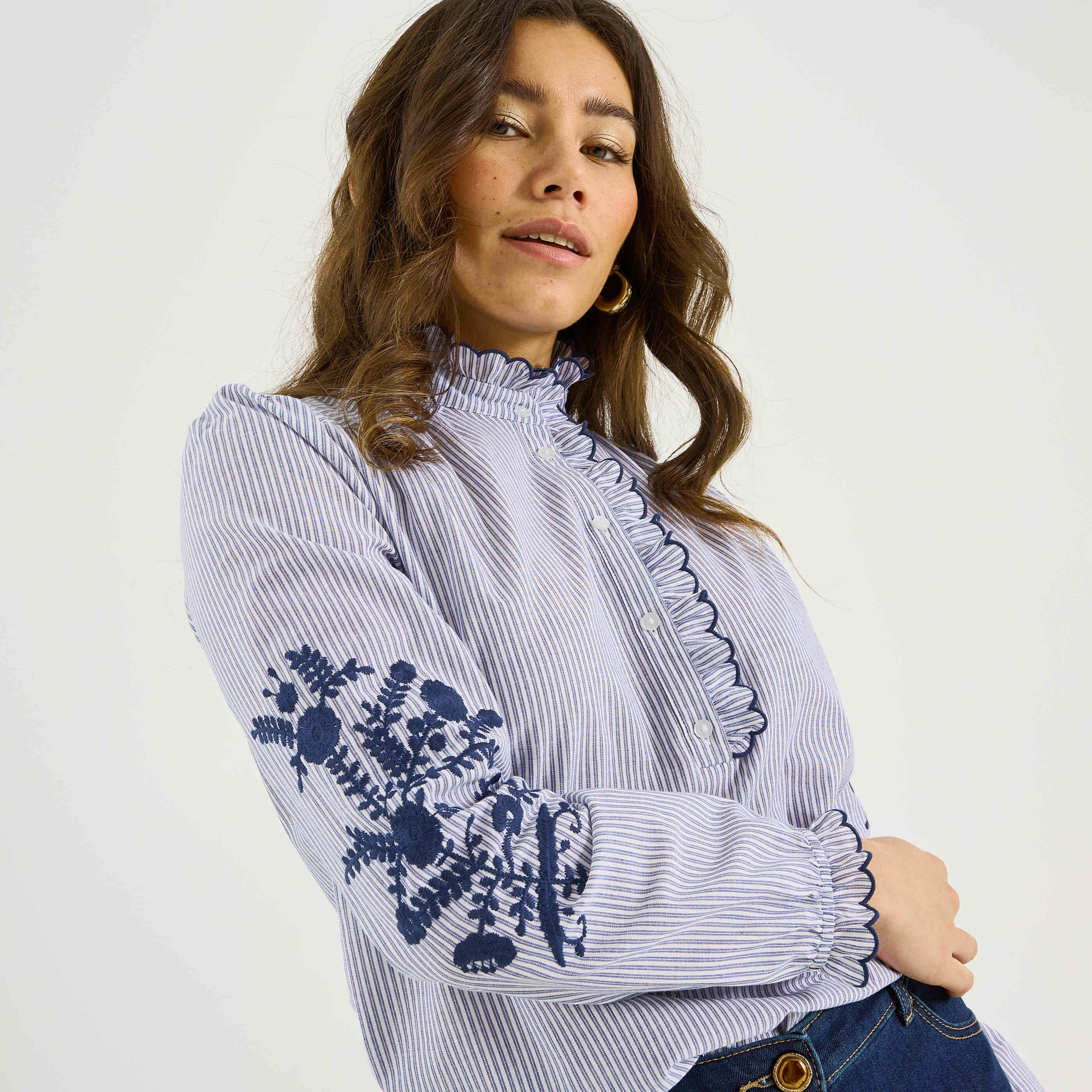 Blouse ray&eacute;e avec broderies femme
