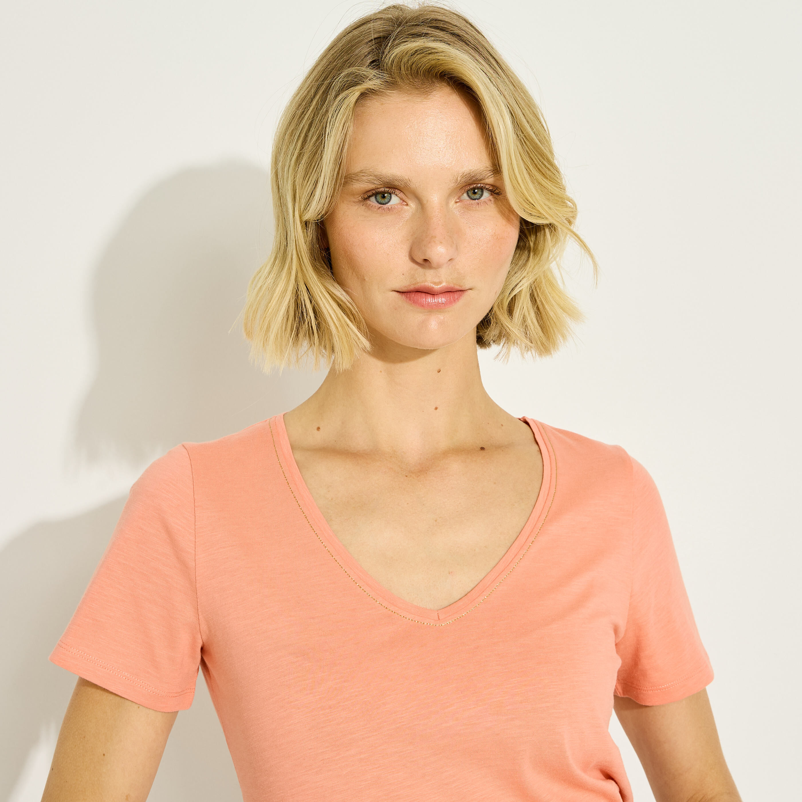 T-shirt uni &agrave; col V femme