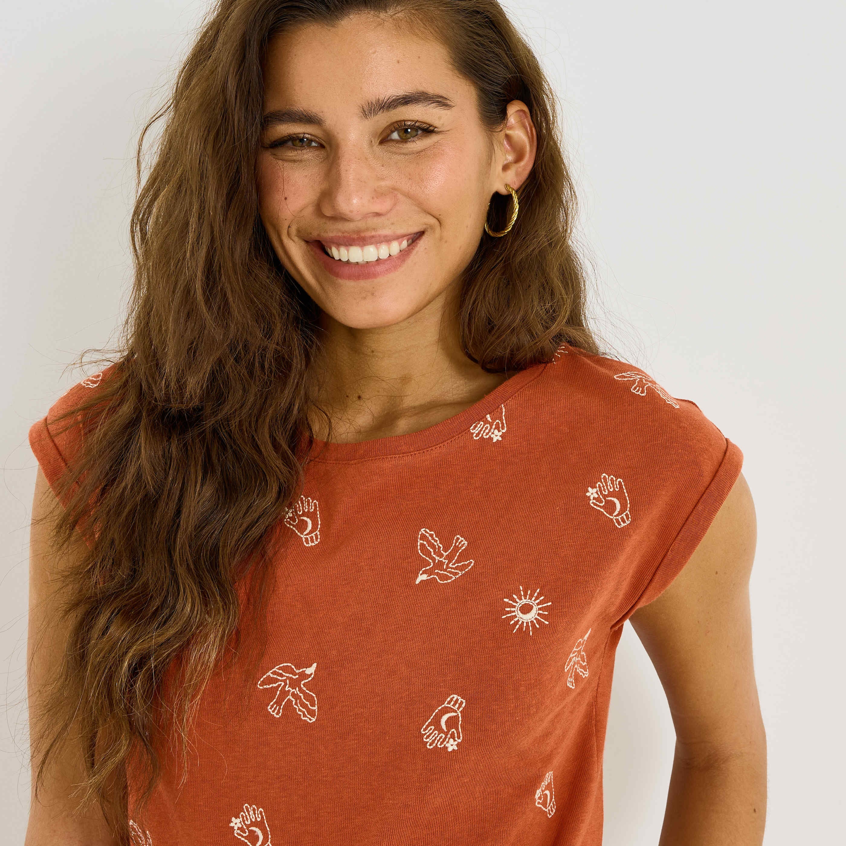 T-shirt brod&eacute; col rond femme
