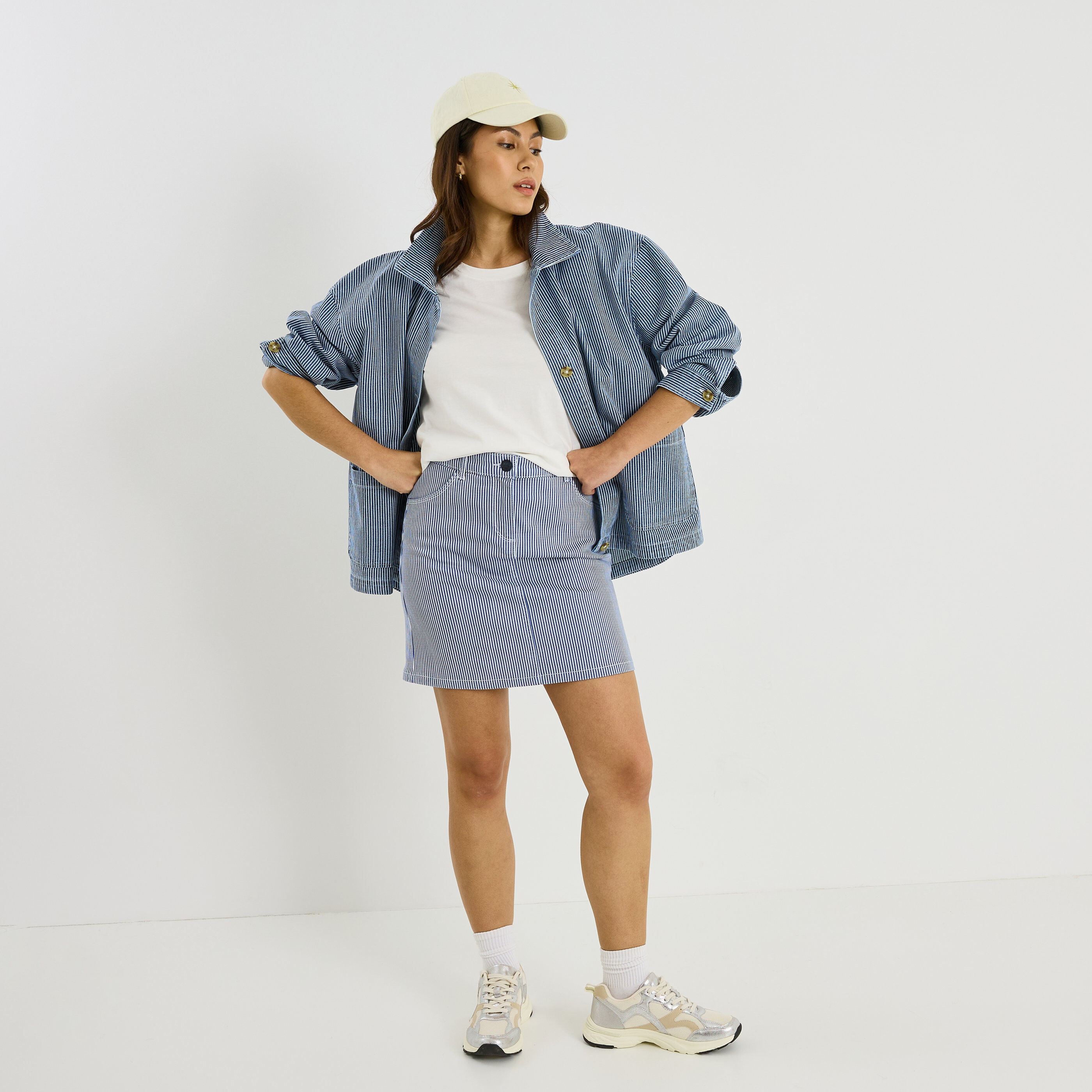 Jupe courte en jean ray&eacute;