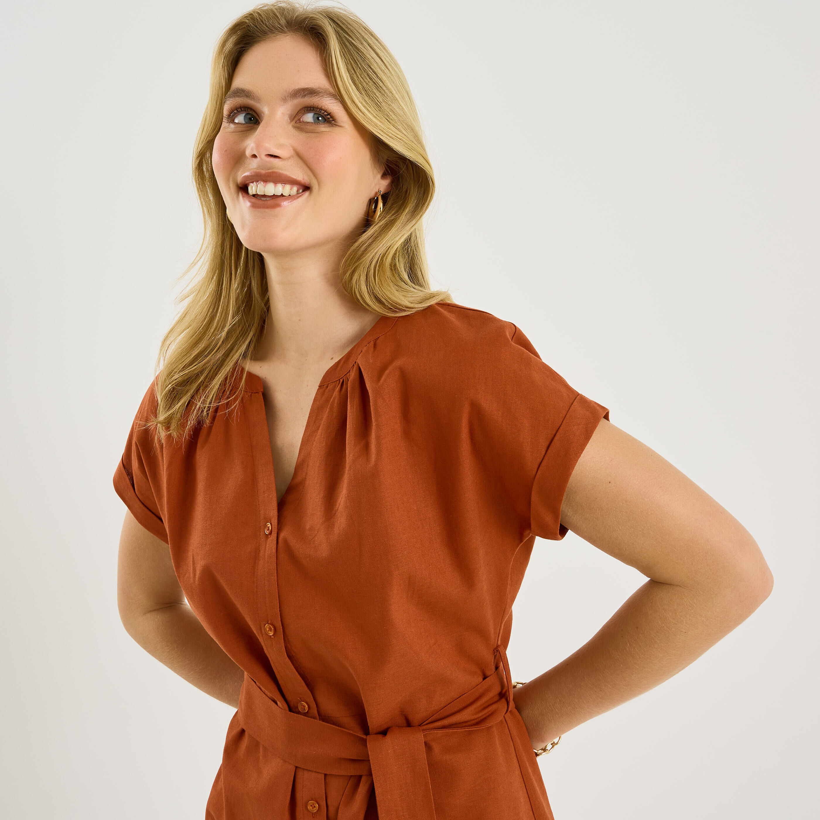 Robe courte unie en lin m&eacute;lang&eacute;