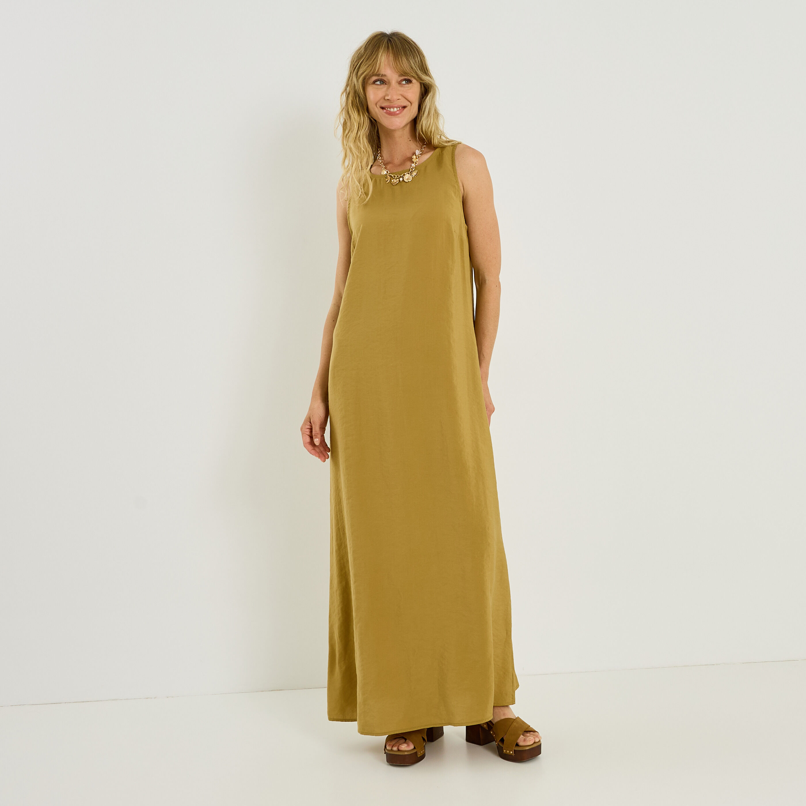 Robe longue droite fluide sans manches