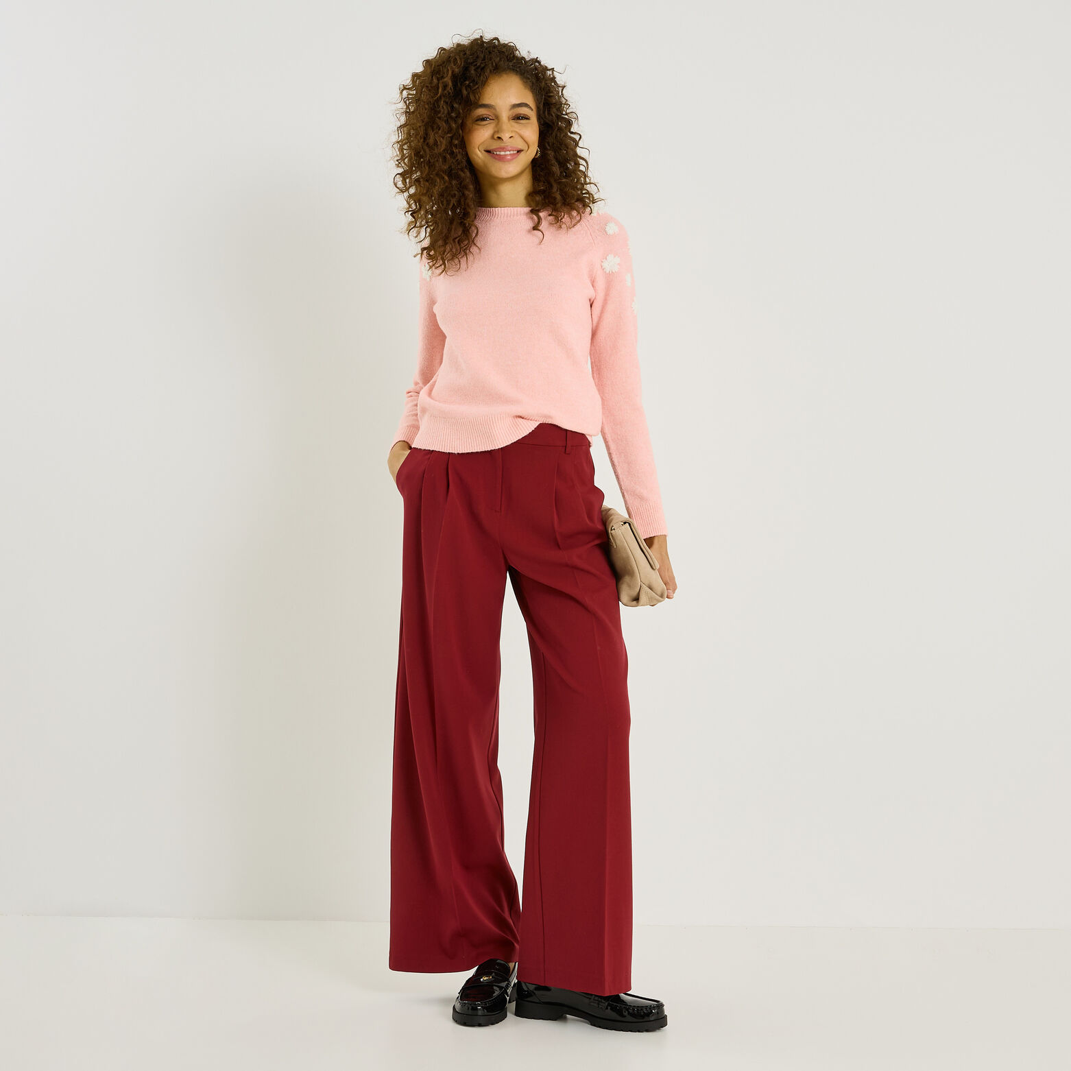 Tenue: Pull à col rond à fleurs rose, Jupe mi-longue plissée fuchsia Tenue: Pull à col rond à fleurs rose, Jupe mi-longue plissée fuchsia