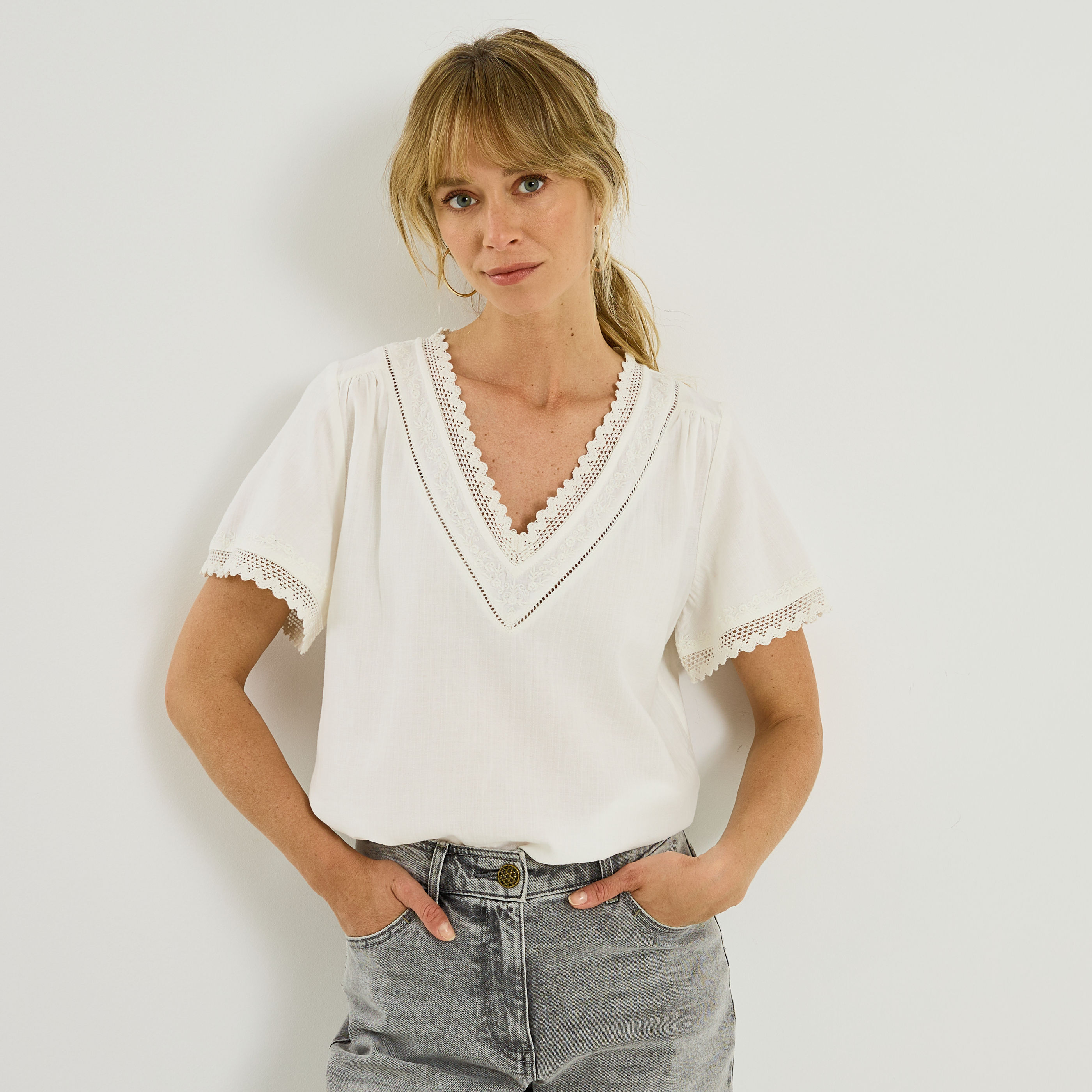 Blouse col V d&eacute;tails ajour&eacute;s femme