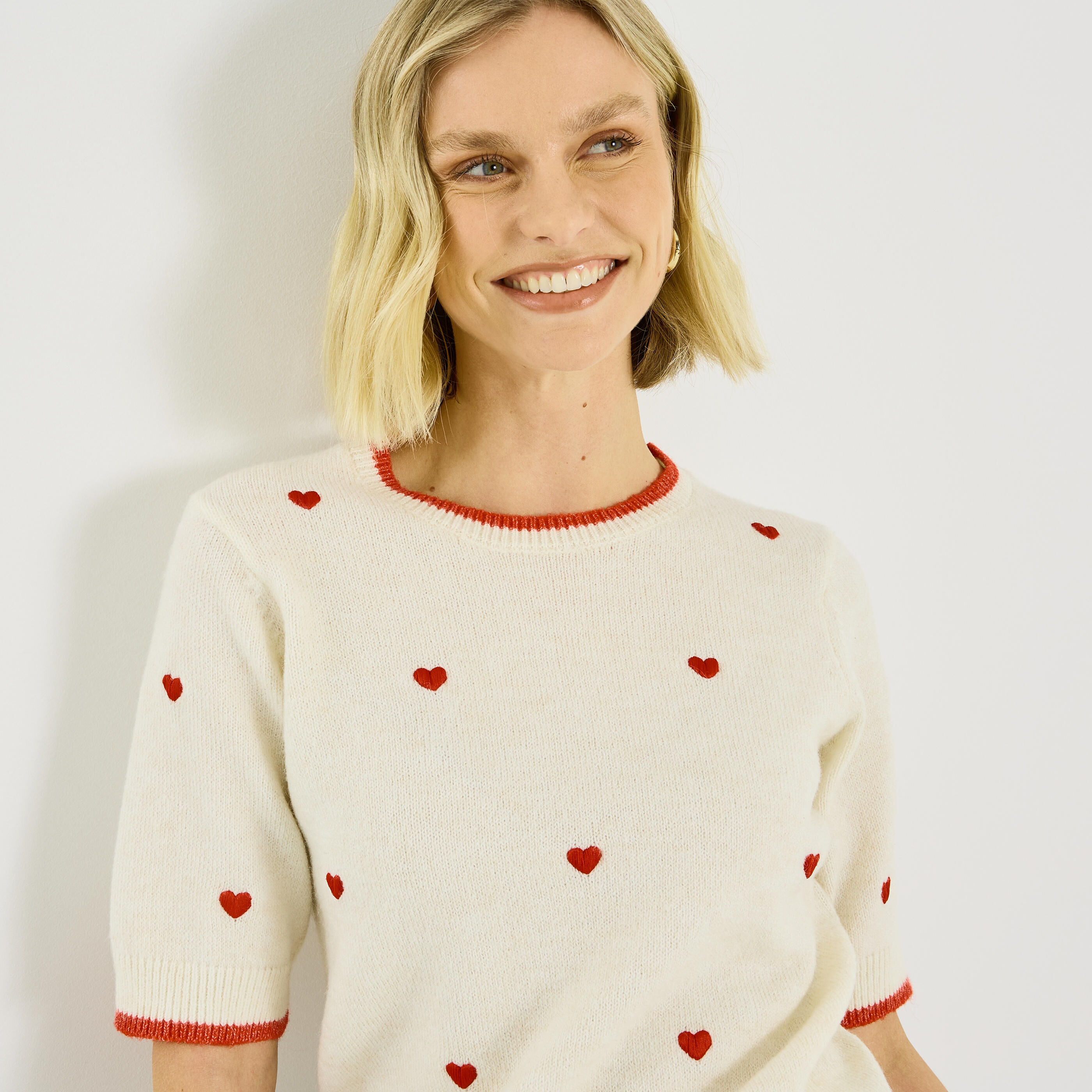 Pull manches courtes c&oelig;urs brod&eacute;s femme