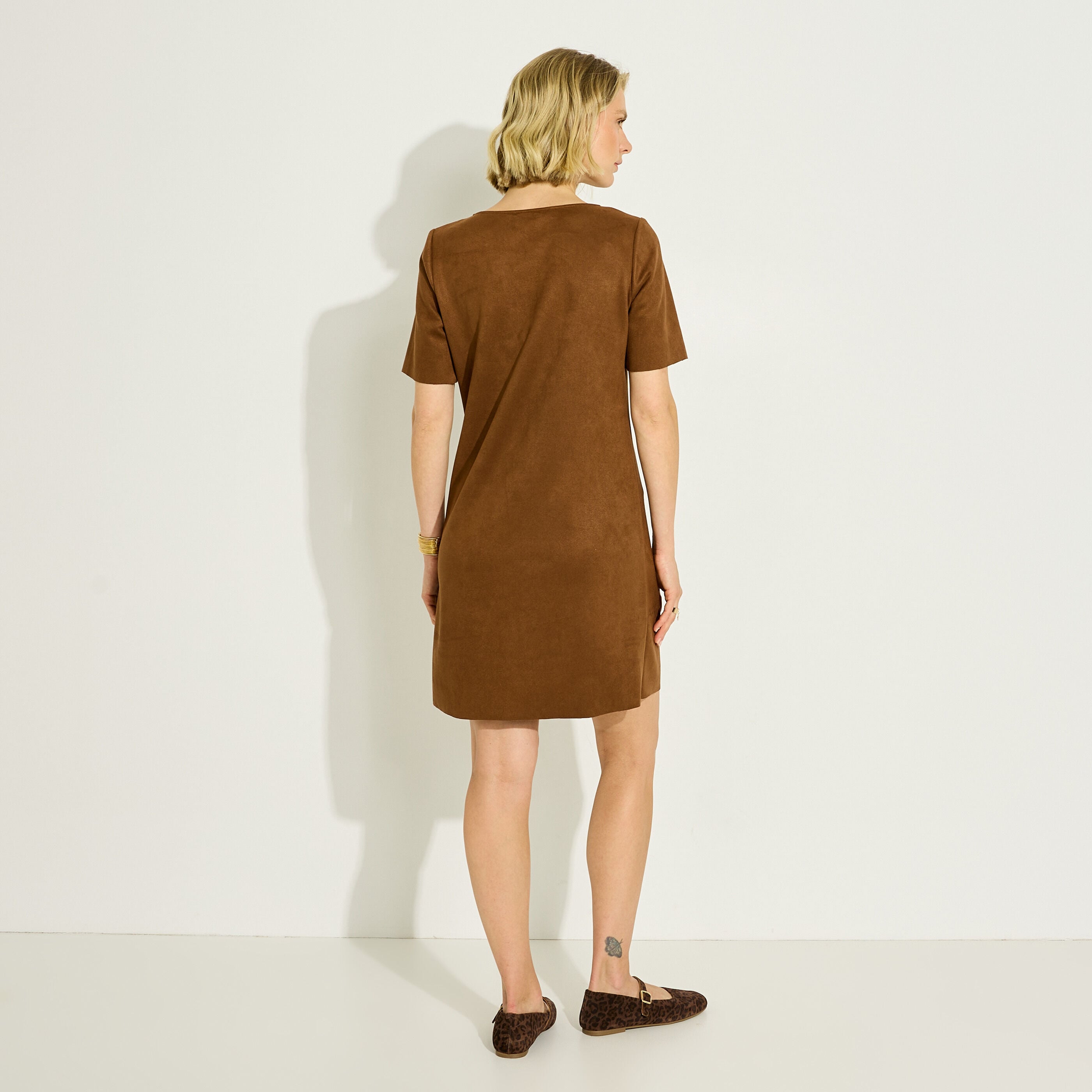 Robe courte en su&eacute;dine &agrave; clous