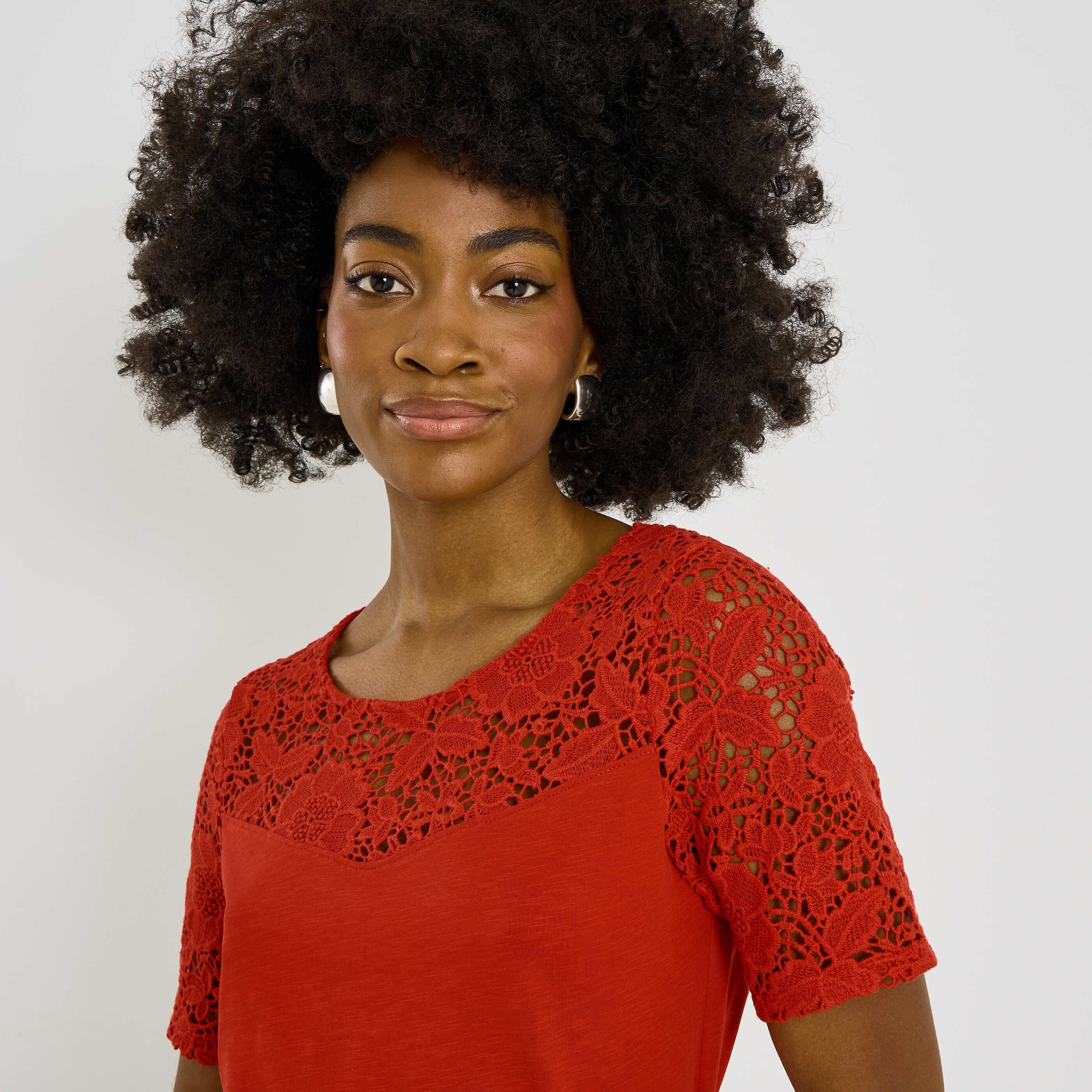 T-shirt d&eacute;tails ajour&eacute;s femme