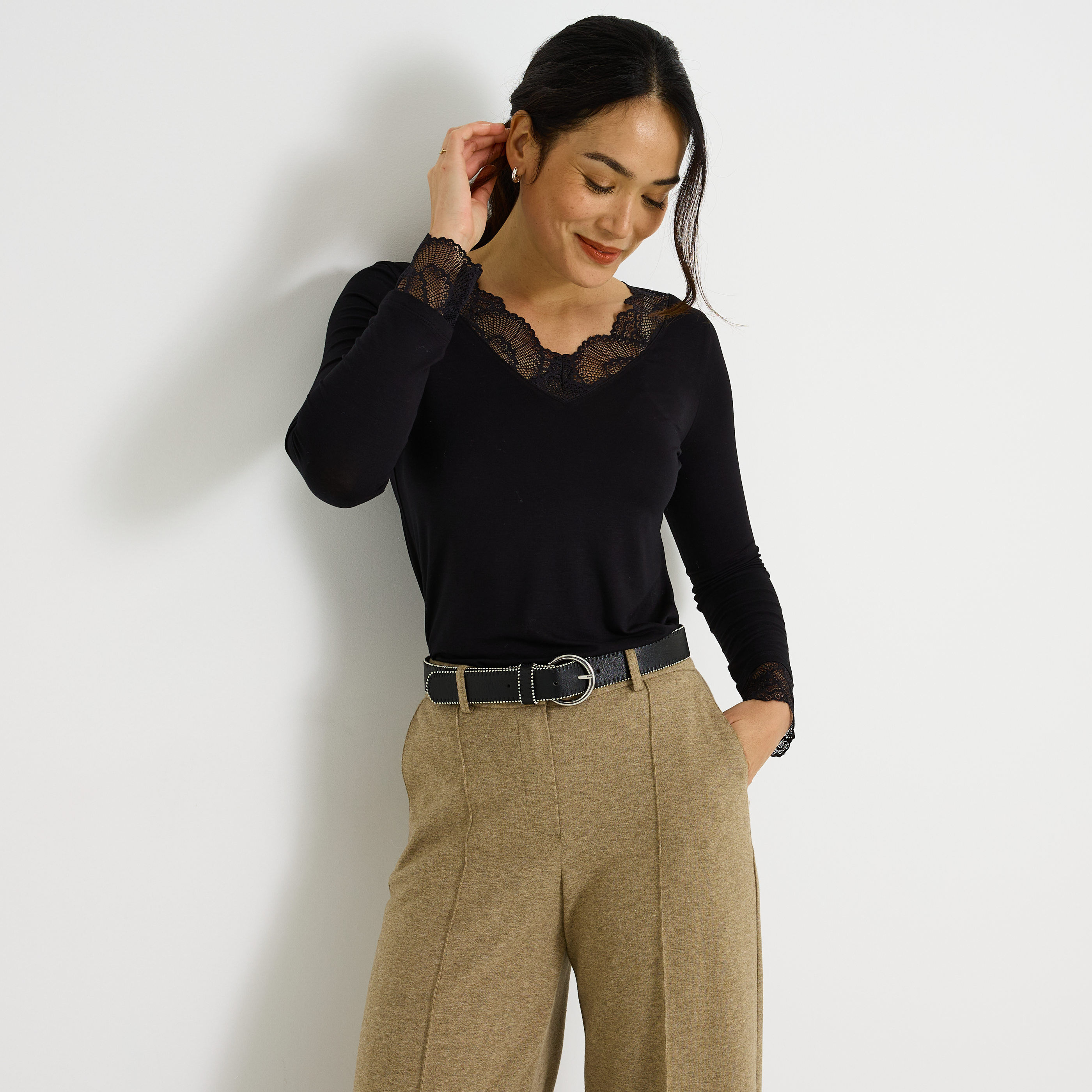 T-shirt col V &agrave; d&eacute;tails ajour&eacute;s femme