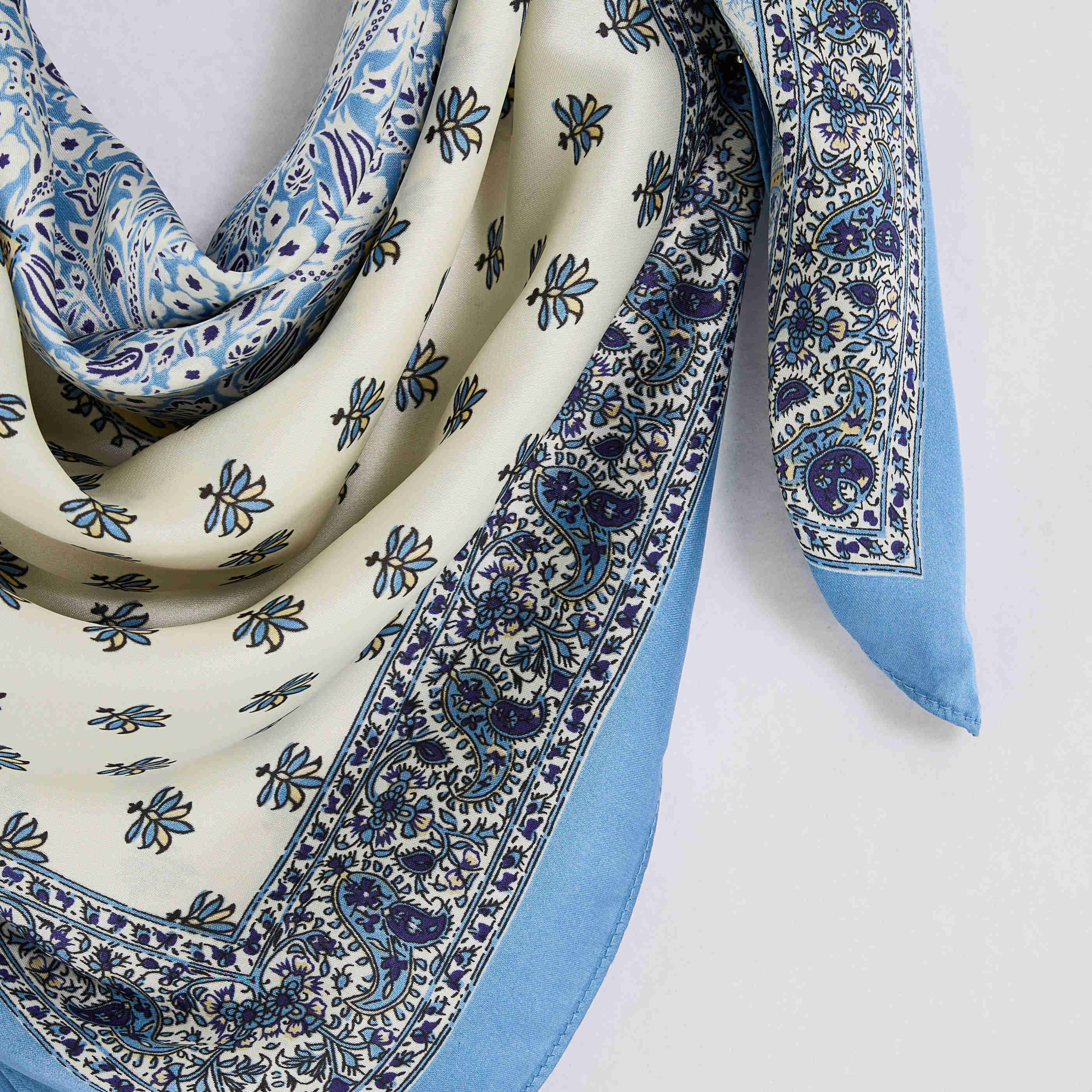 Foulard carr&eacute; imprim&eacute; femme