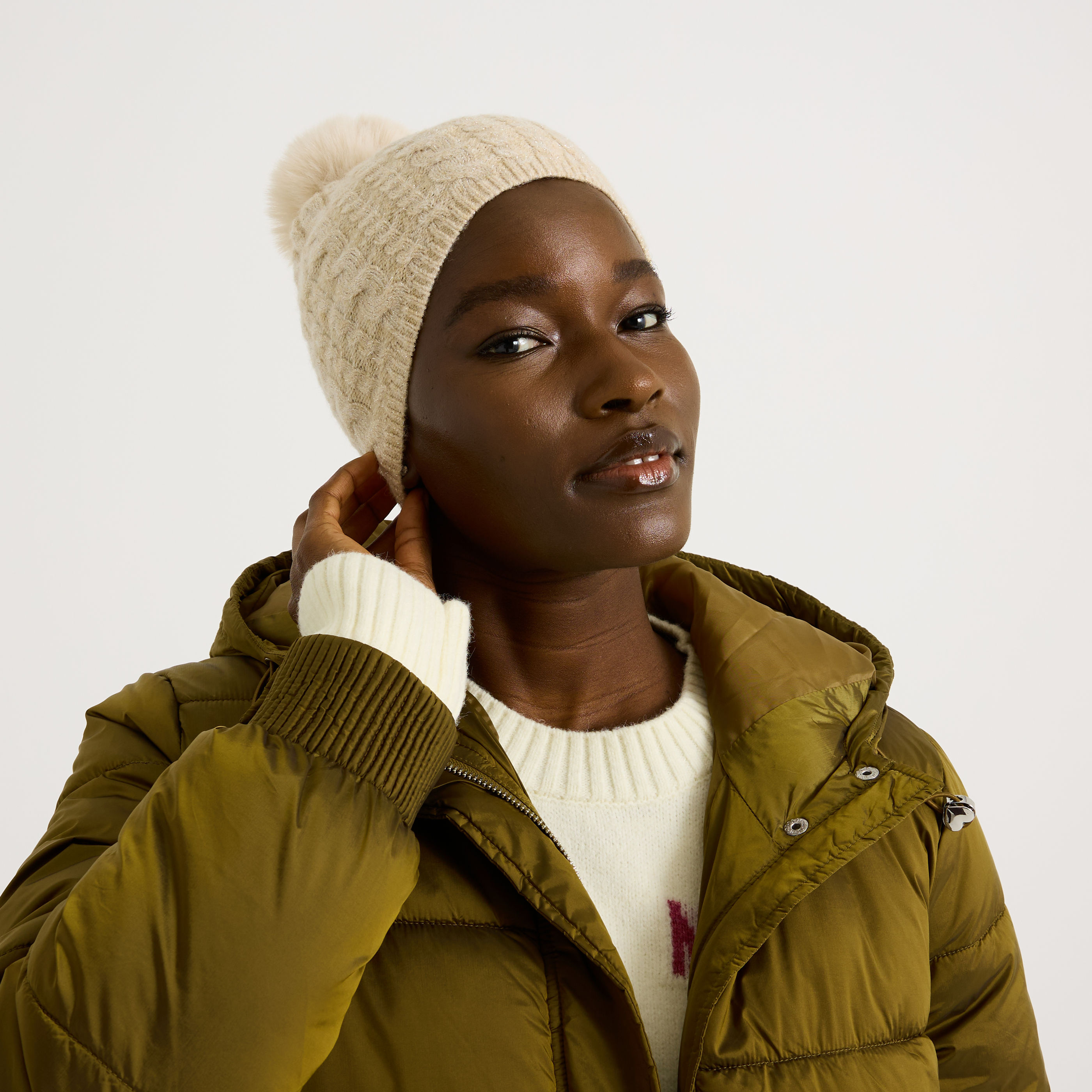 Bonnet torsad&eacute; avec pompon femme