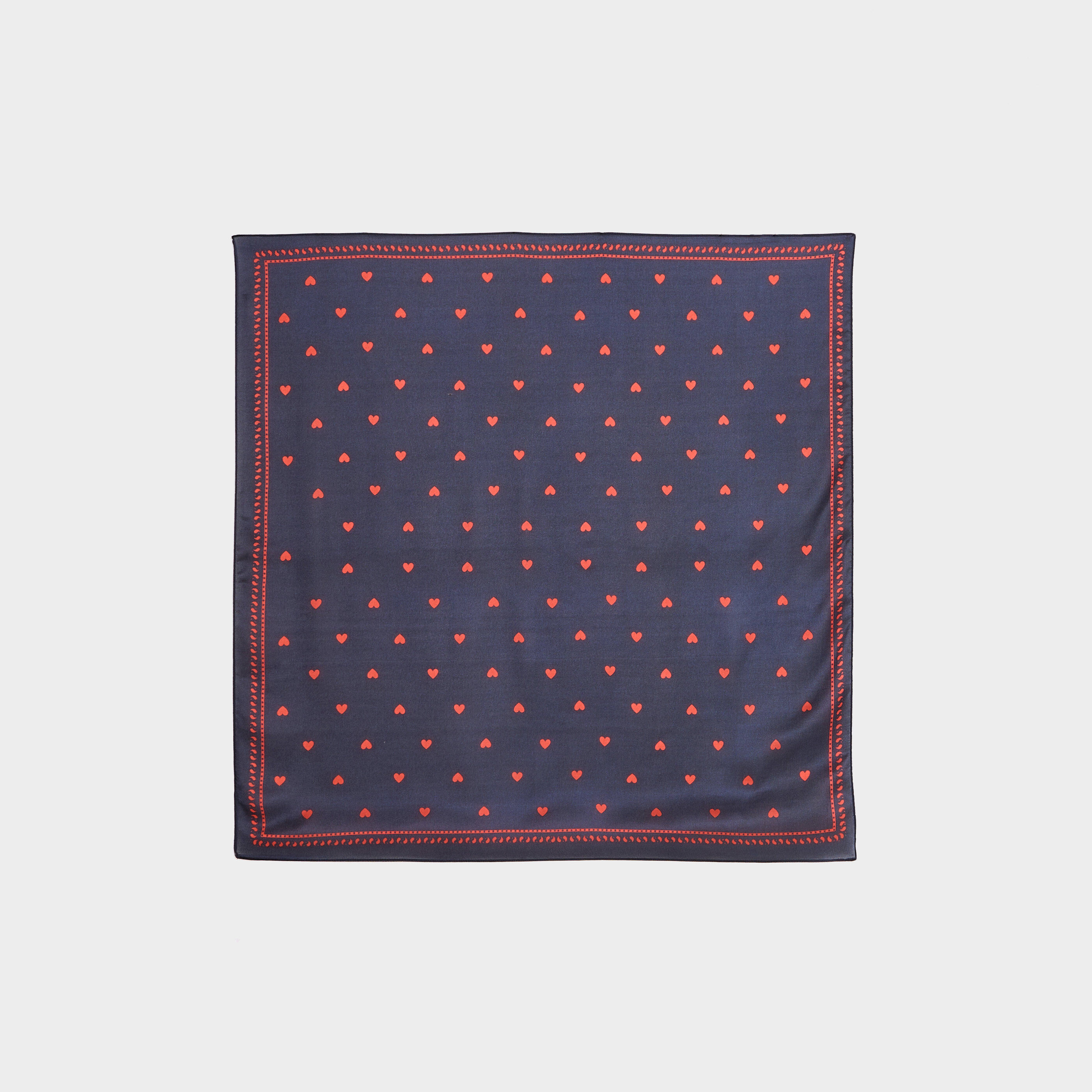 Foulard carr&eacute; satin motif c&oelig;urs femme