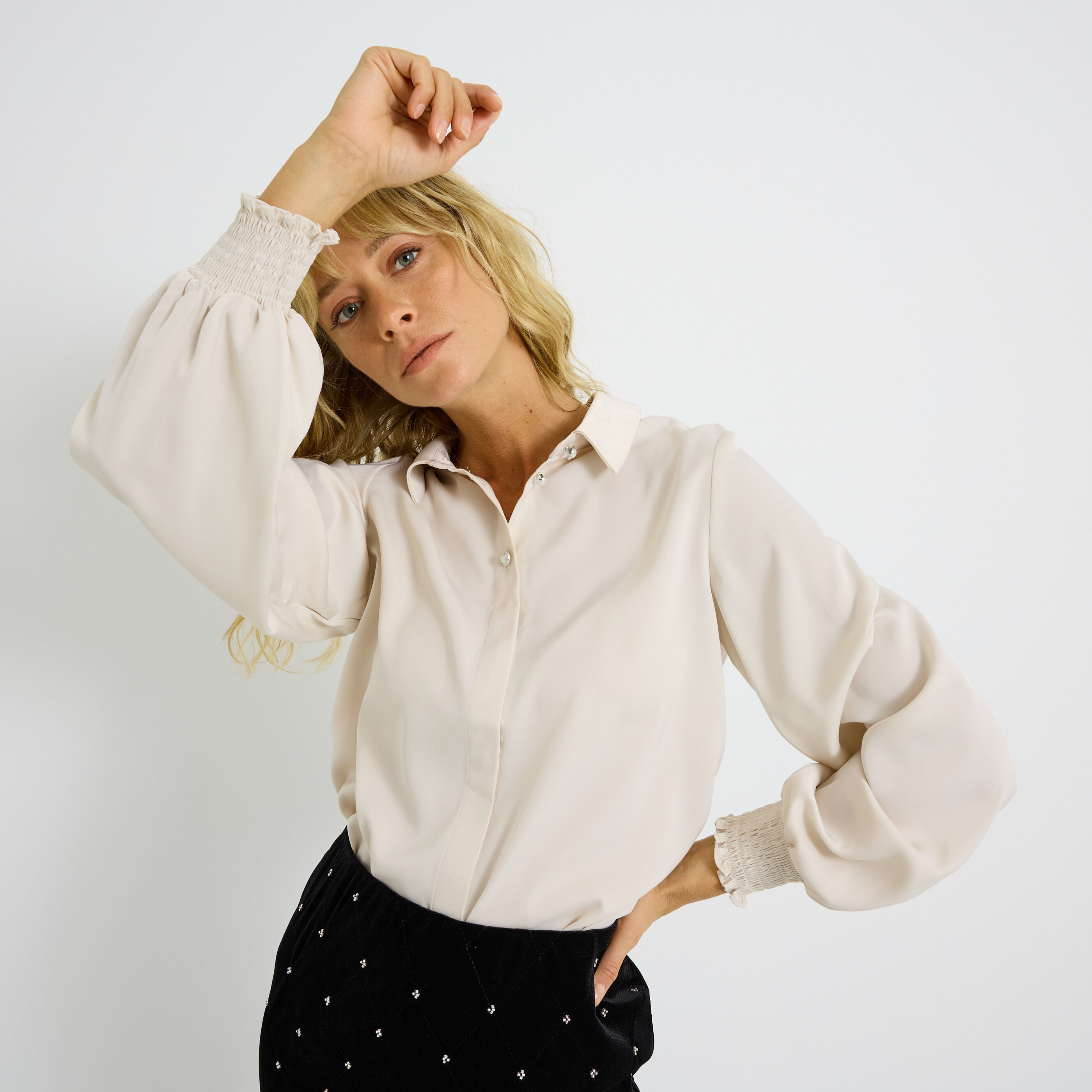 Chemise satin&eacute;e et boutons bijoux femme