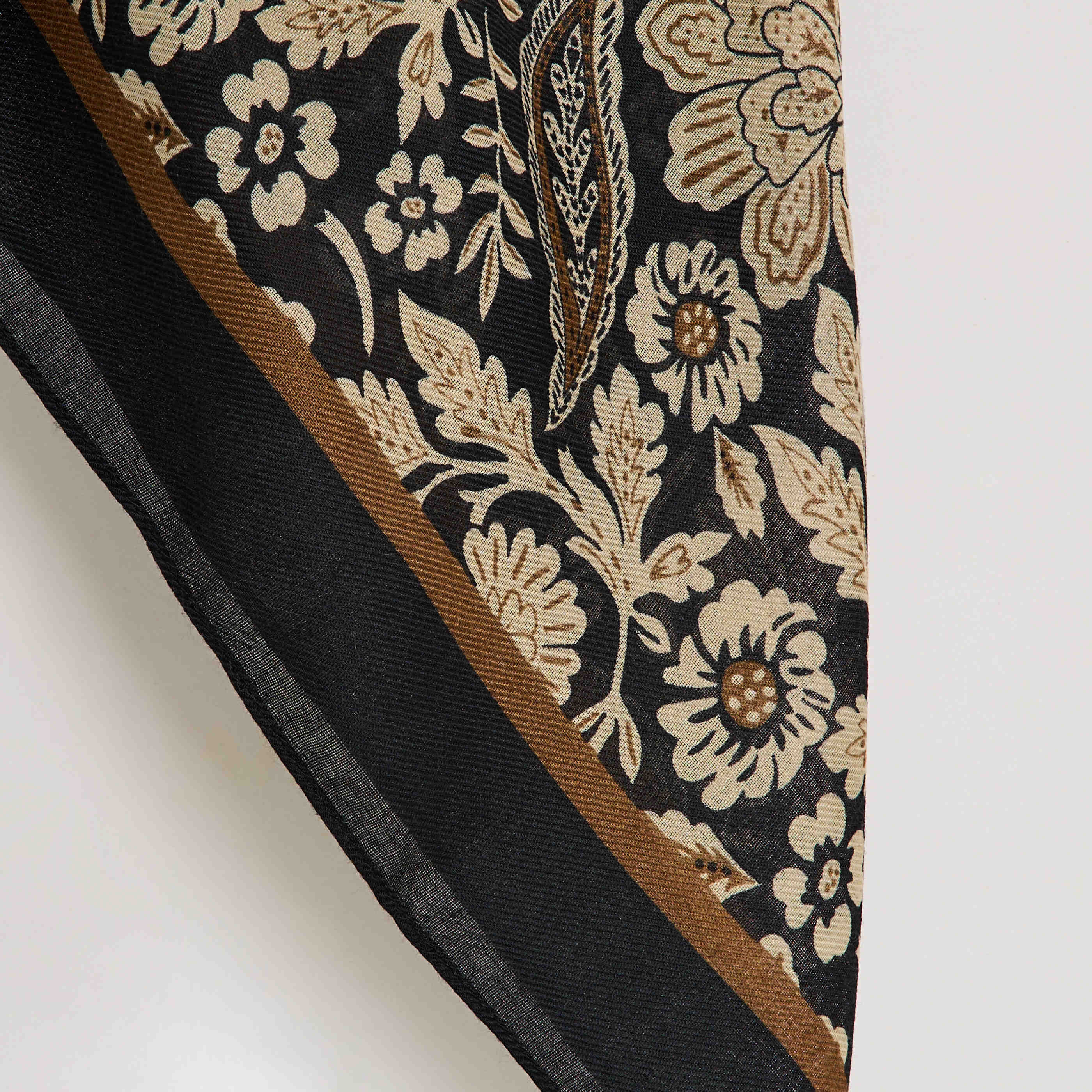 Foulard carr&eacute; motif fleuri