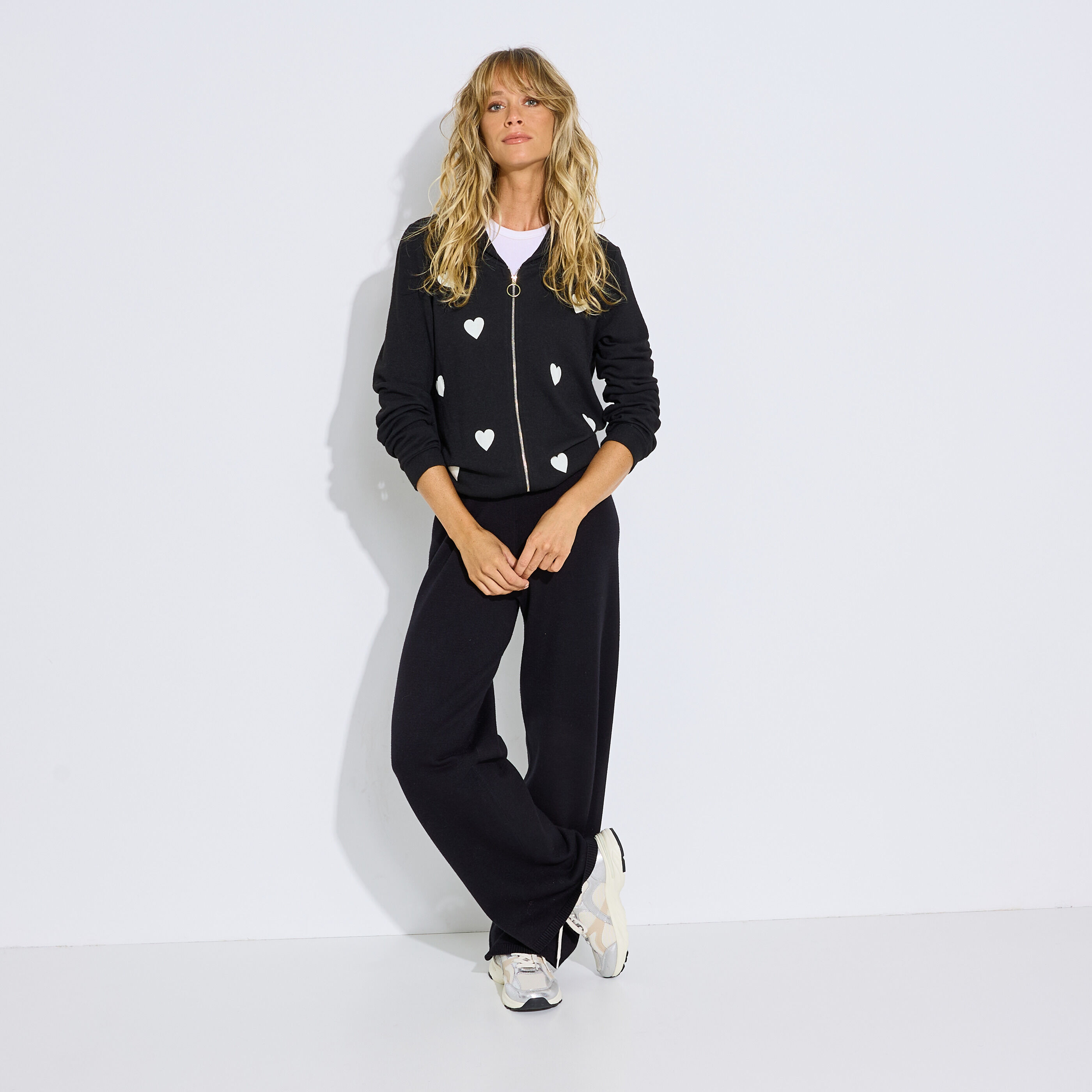 Sweat zipp&eacute; &agrave; capuche motif c&oelig;urs femme