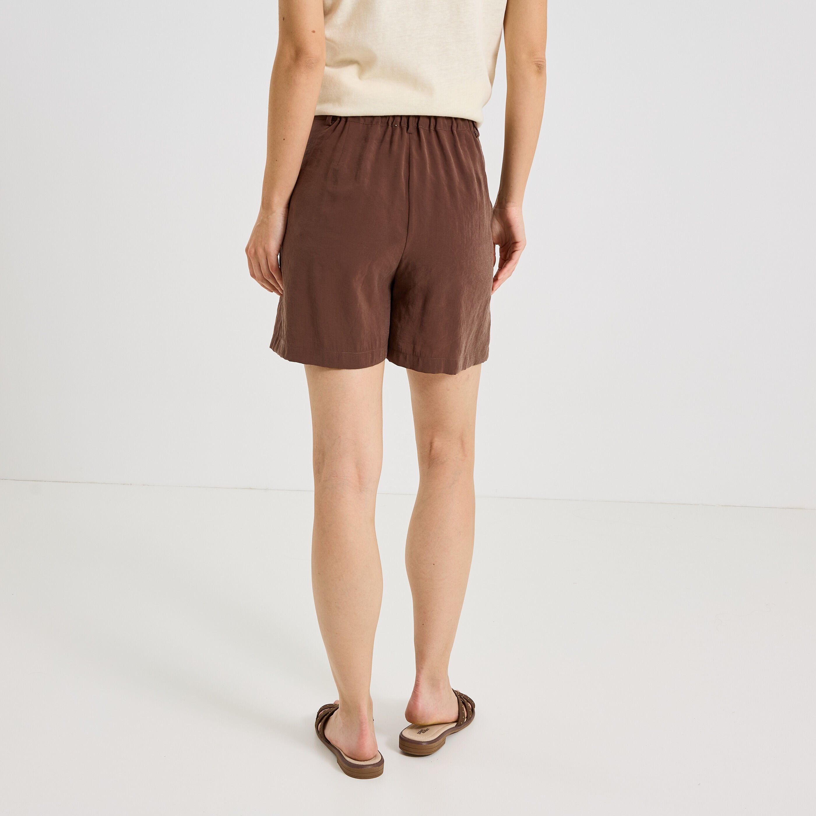 Short uni &agrave; pinces femme