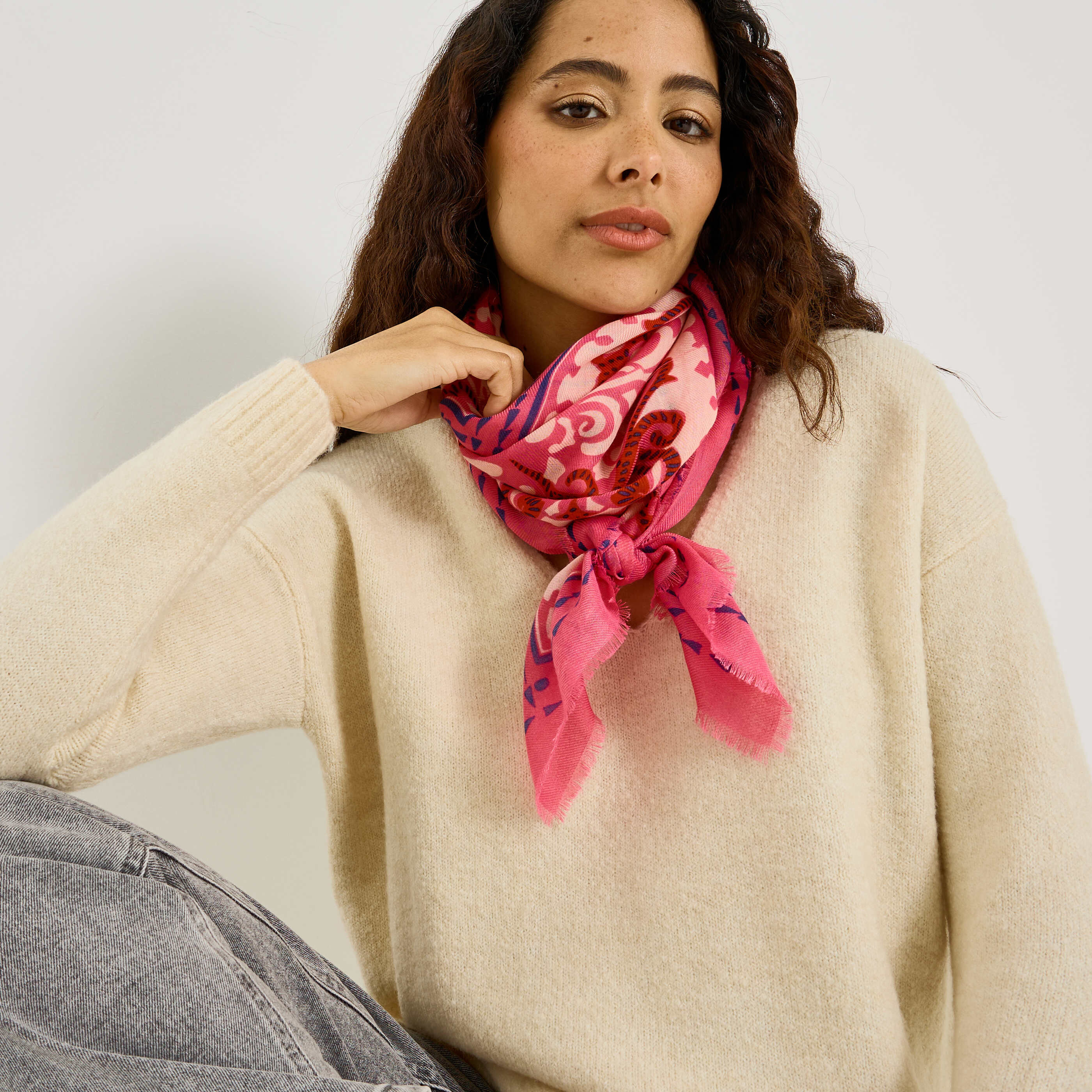 Foulard carr&eacute; imprim&eacute; fleuri femme