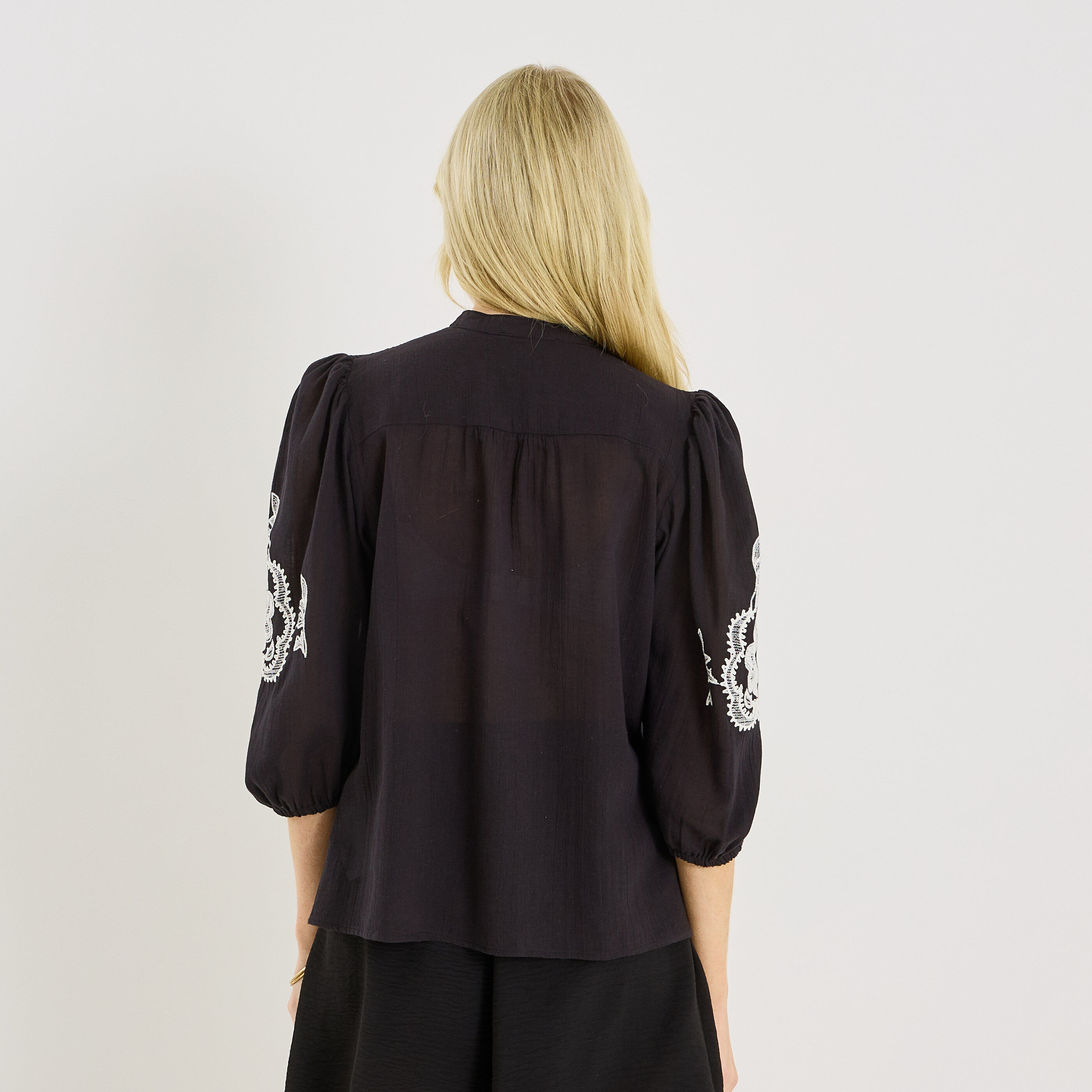 Chemise fluide broderies florales femme