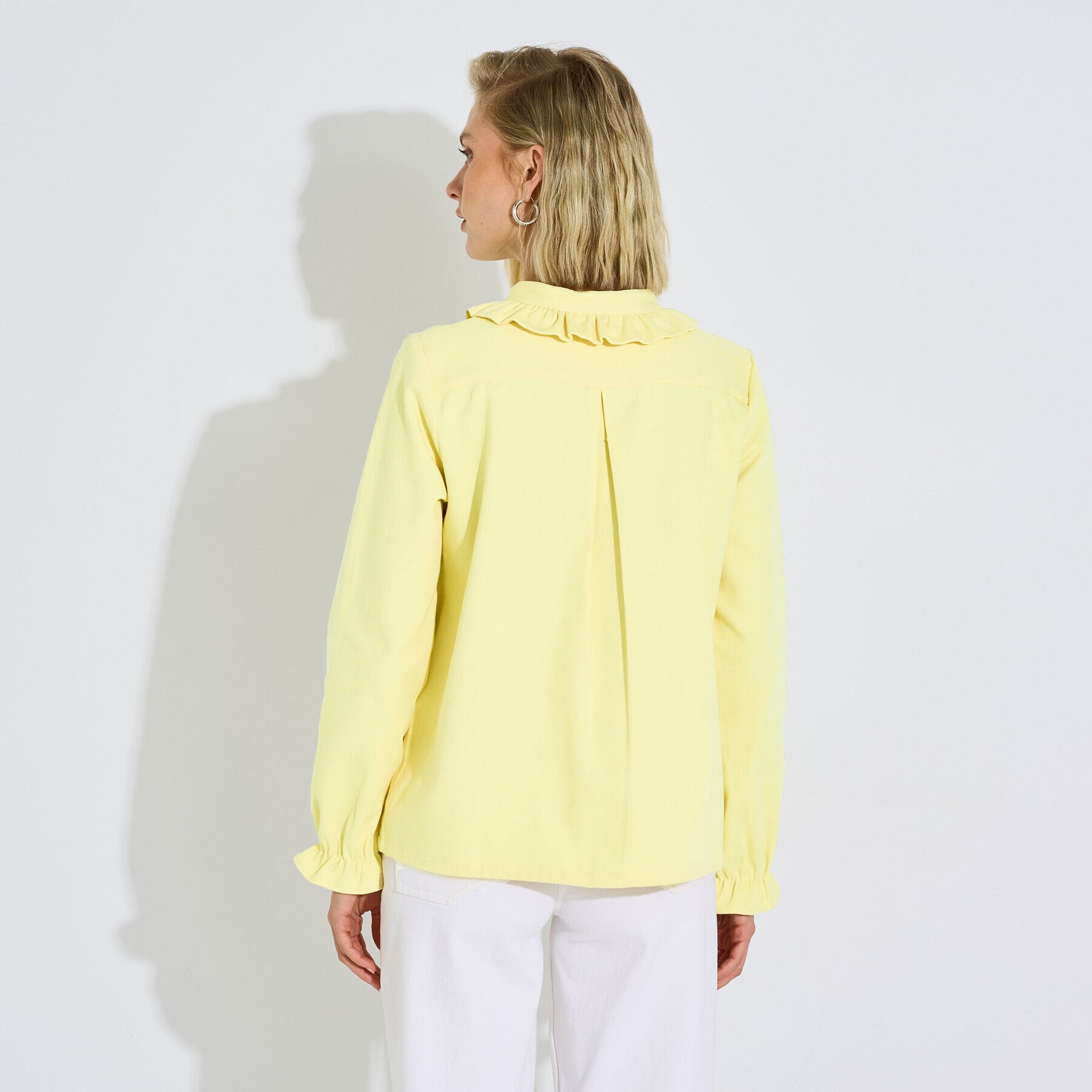 Chemise unie col froufrou femme