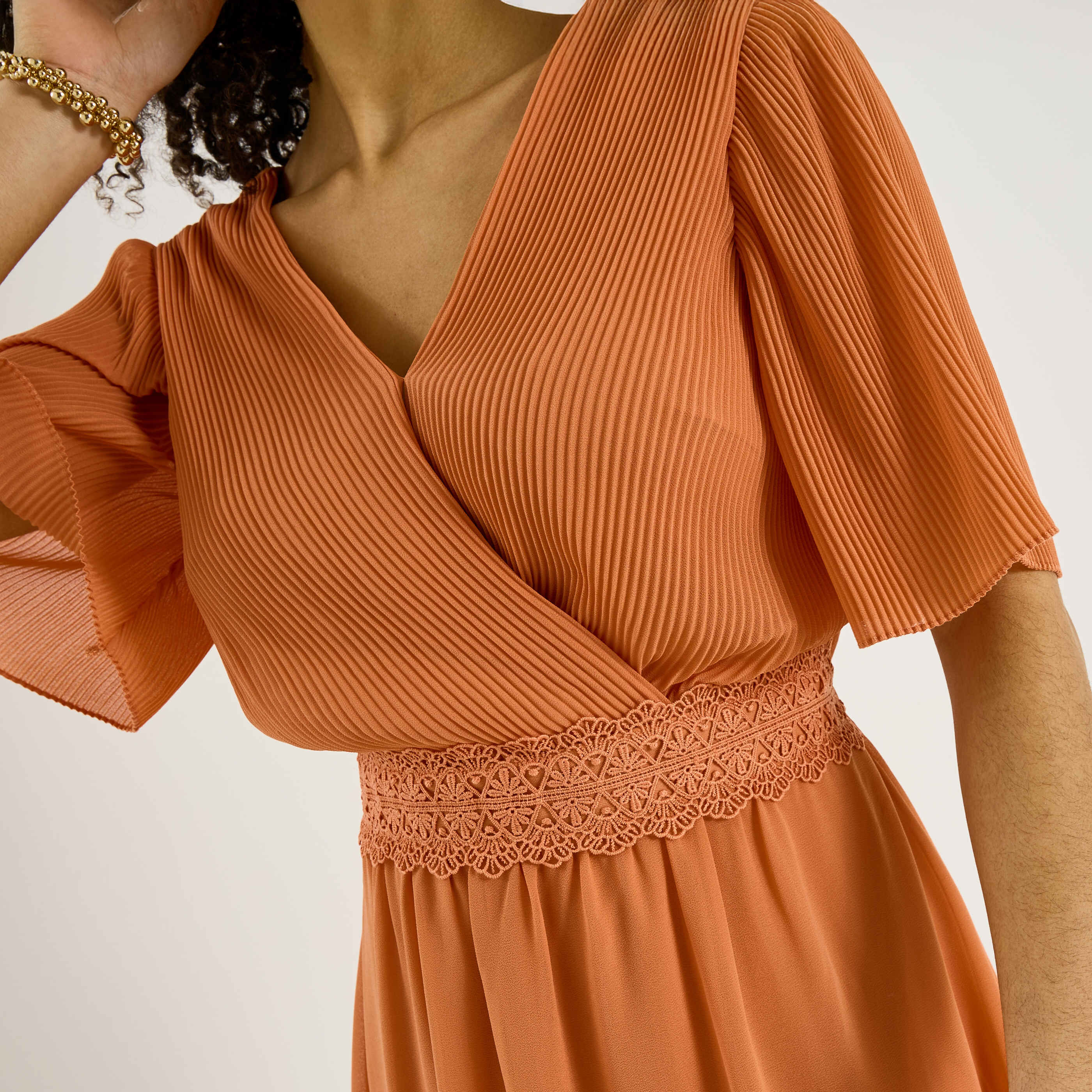 Robe habill&eacute;e unie longueur genou